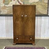 Petite armoire d'étudiant anglais en loupe de noyer des années 1930