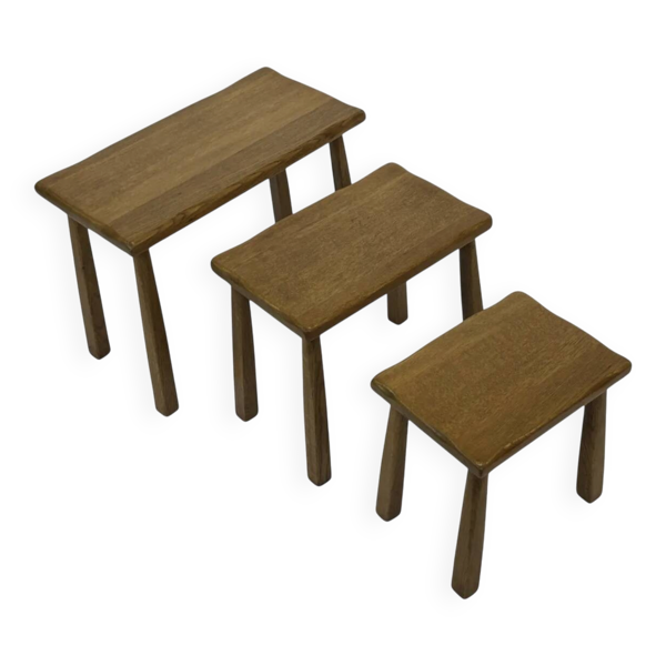 Ensemble vintage de 3 tables d'appoint ou de chevet en chêne brutaliste des années 1970.