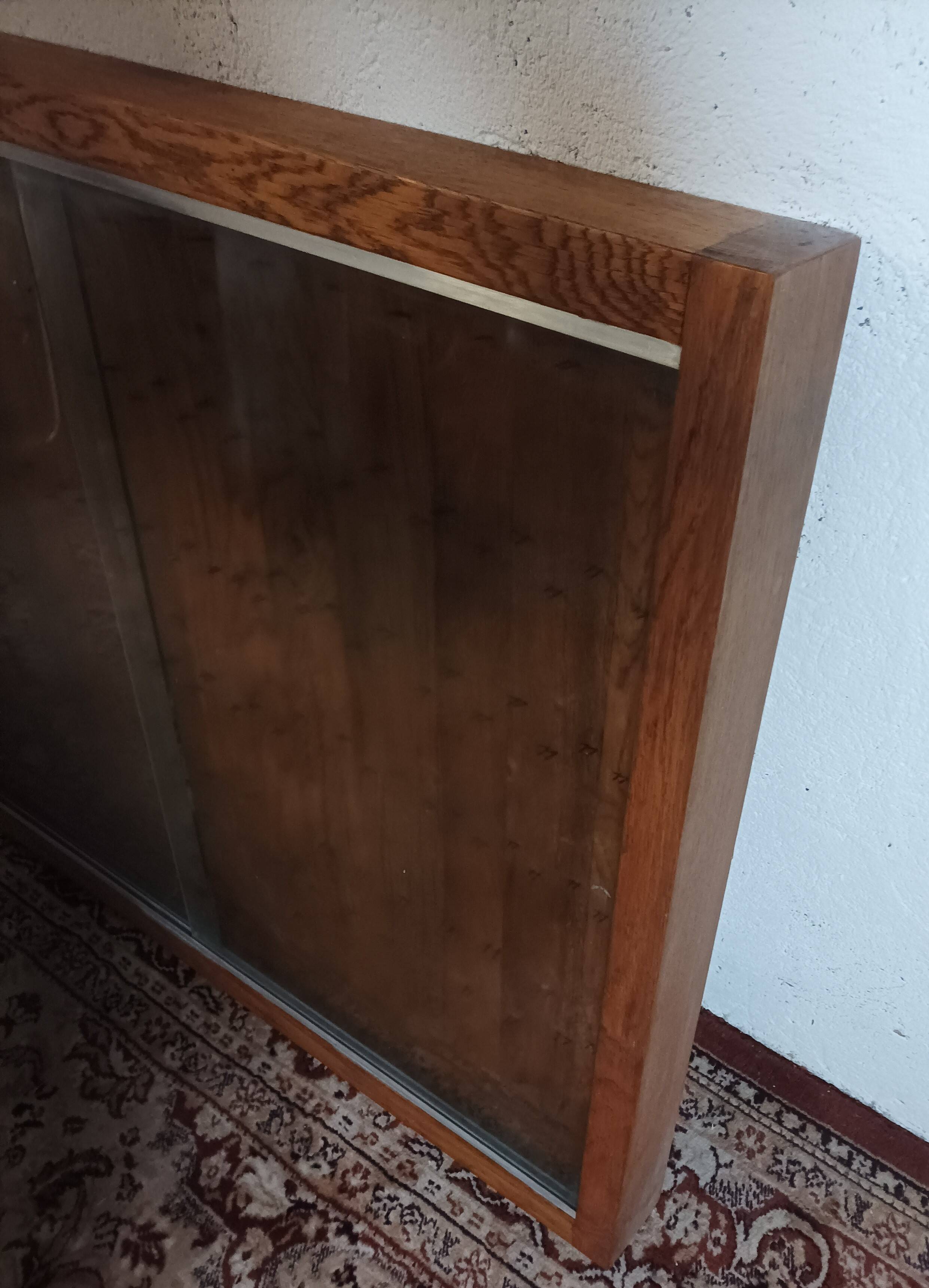 Oak wall-mounted key hotel display case