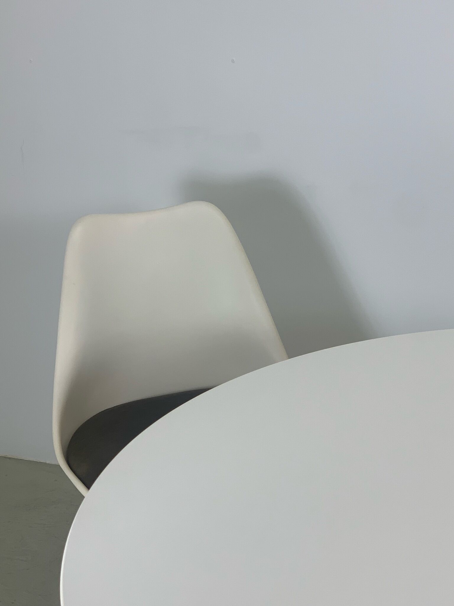 Eero Saarinen Tulip Dining Set with Swifel Chairs for Knoll International 1960s