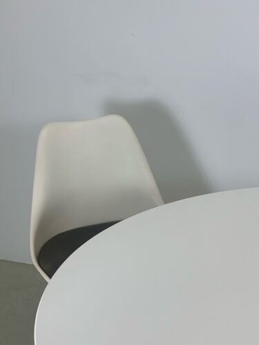 Table & avec chaises pivotantes d'Eero Saarinen pour Knoll International des années 1960