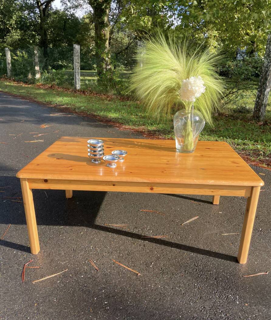 Rectangular coffee table in solid pine wood.