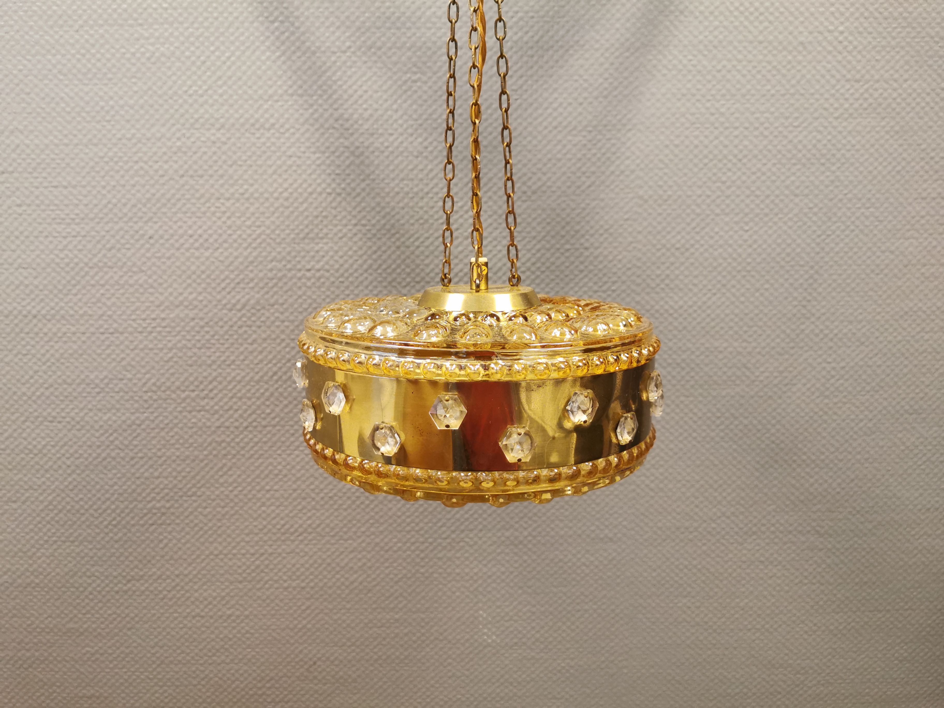 Ceiling-hanging lamp in glass with prisms and metal details