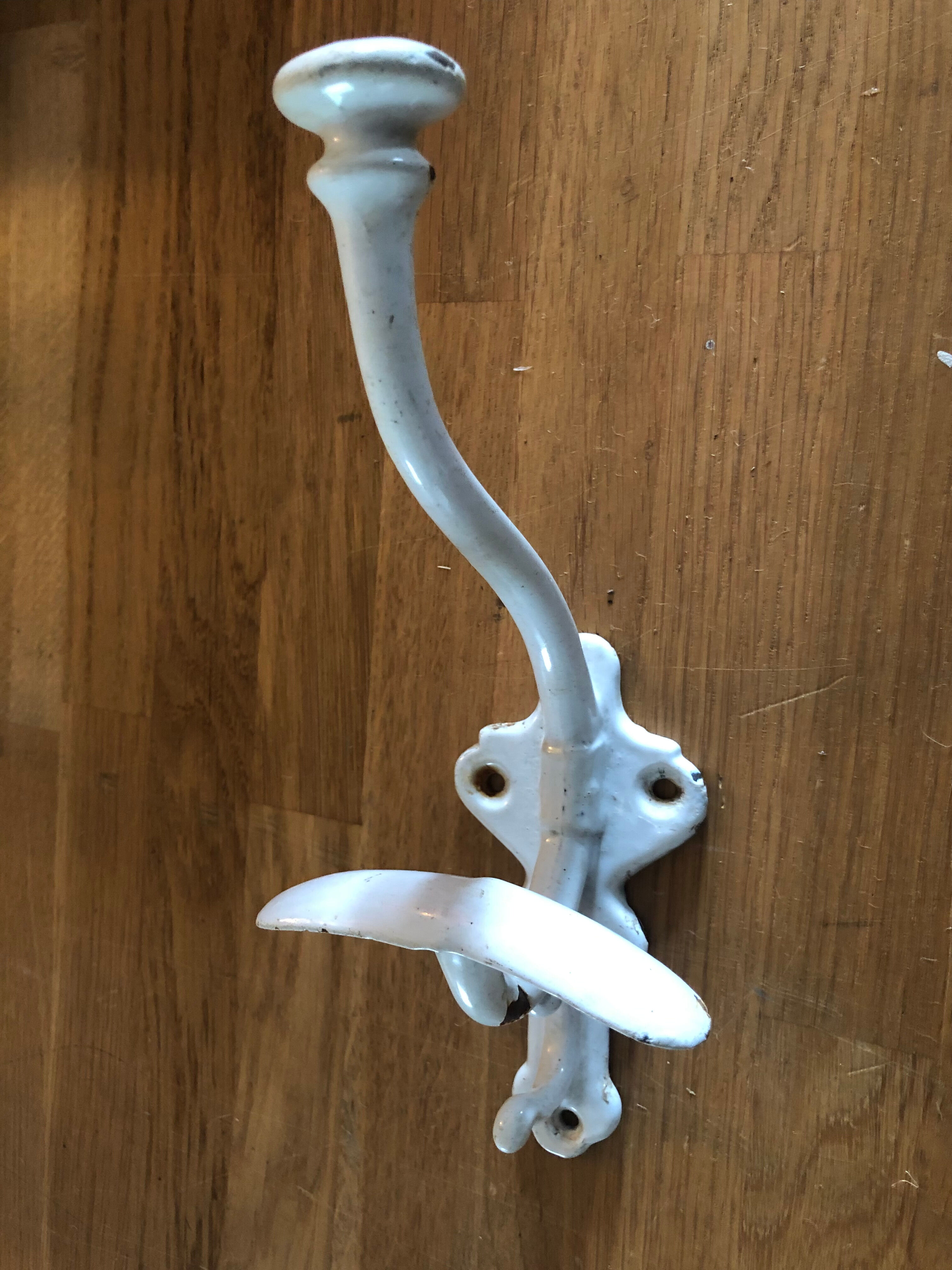 Enamelled cast iron hook