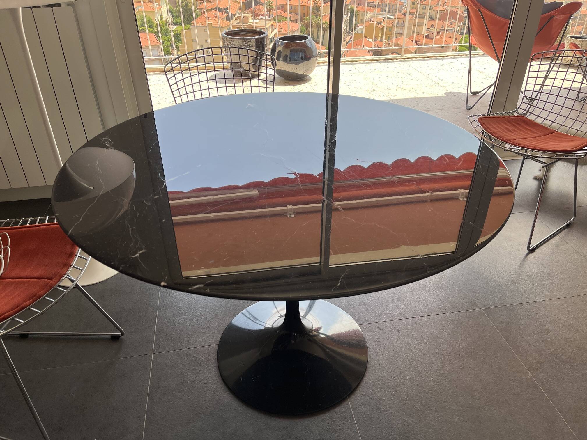 Black marble round table Knoll