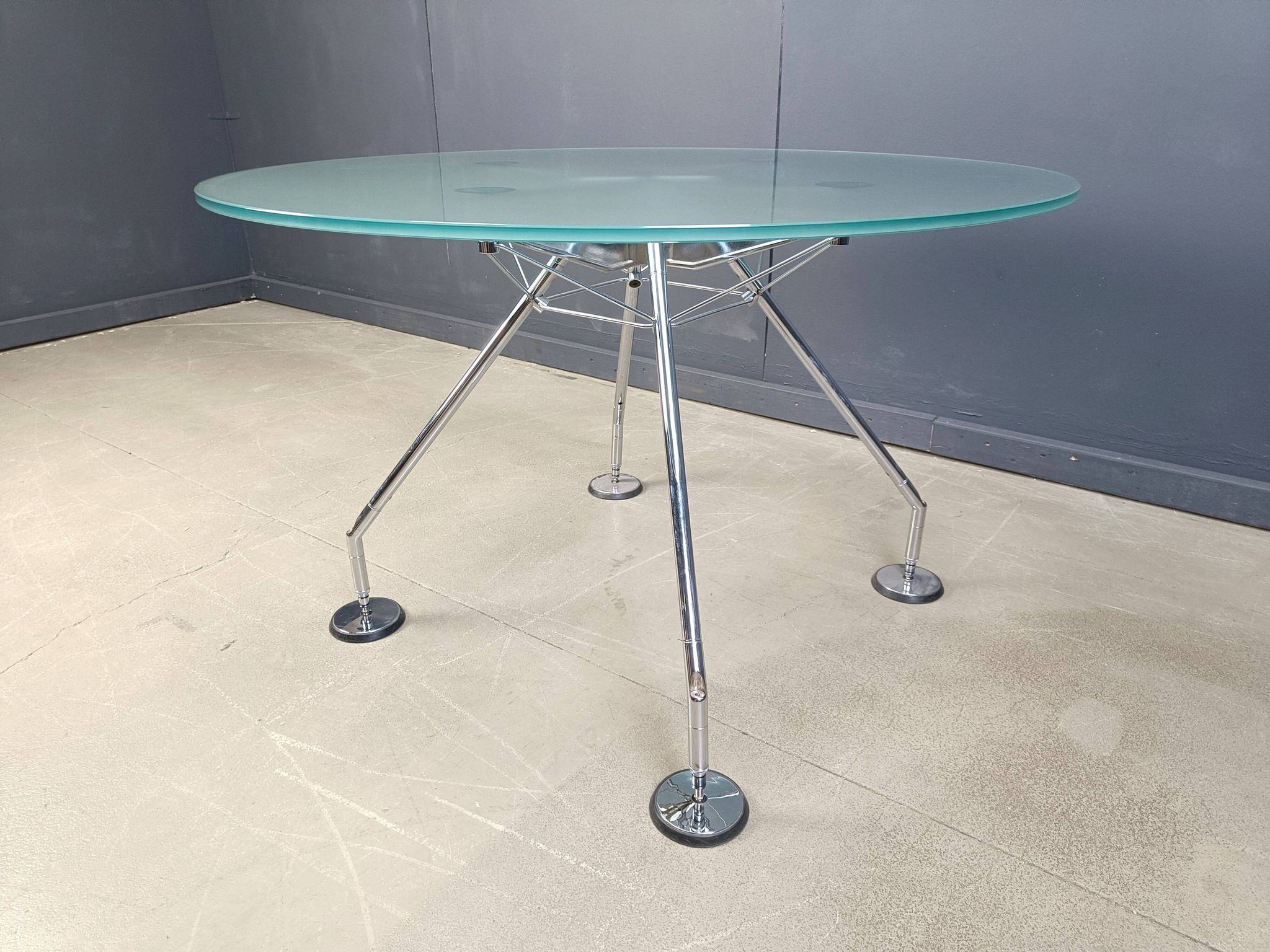 Table à manger Nomos par Norman Foster pour Tecno, années 1980.