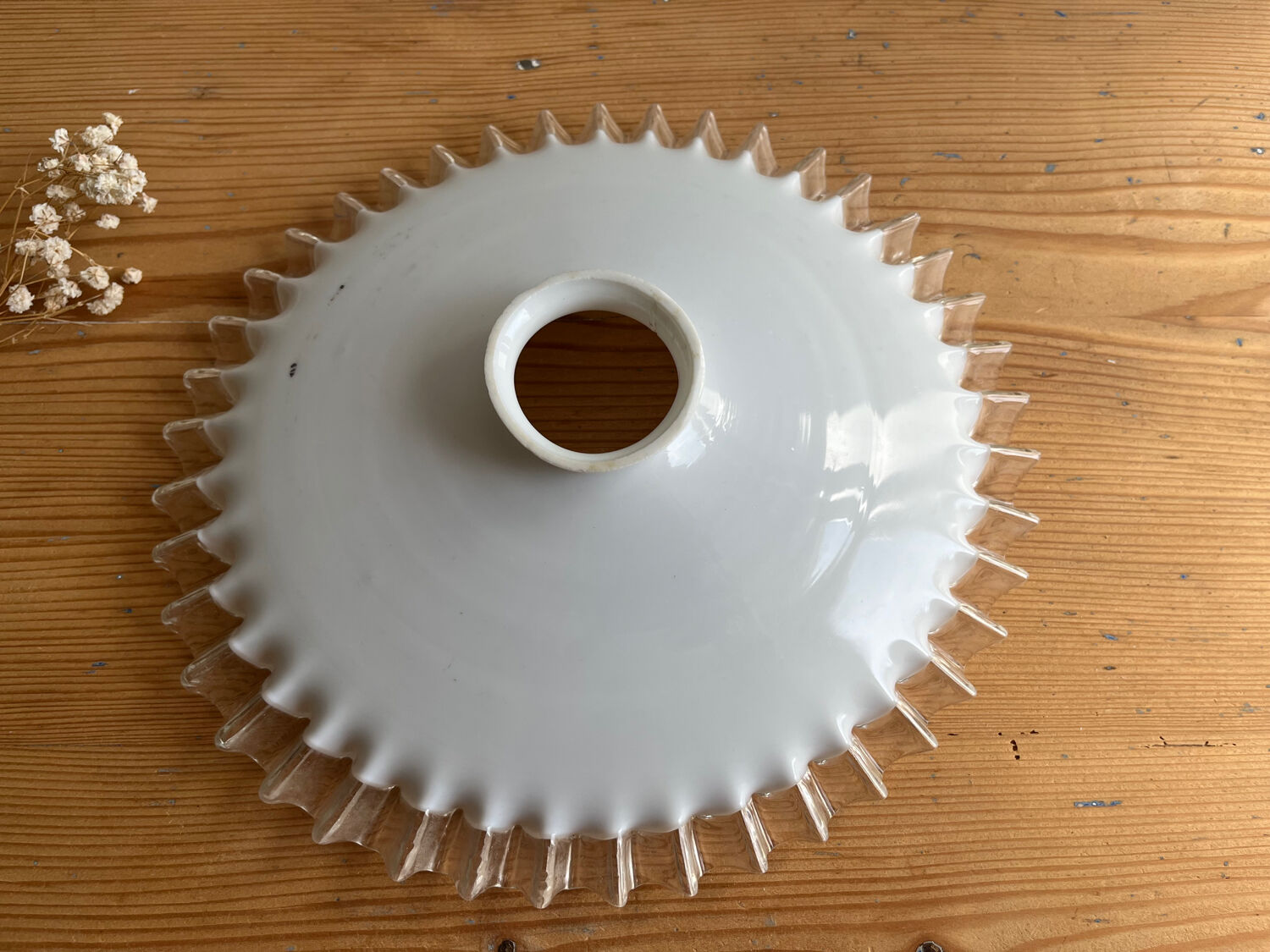 Old lampshade/suspension in white lace opaline.