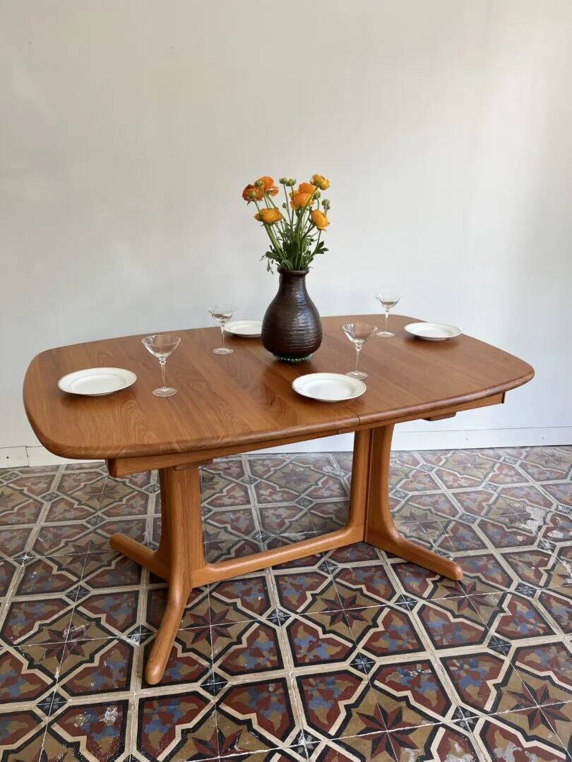 Danish dining table – Dyrlund