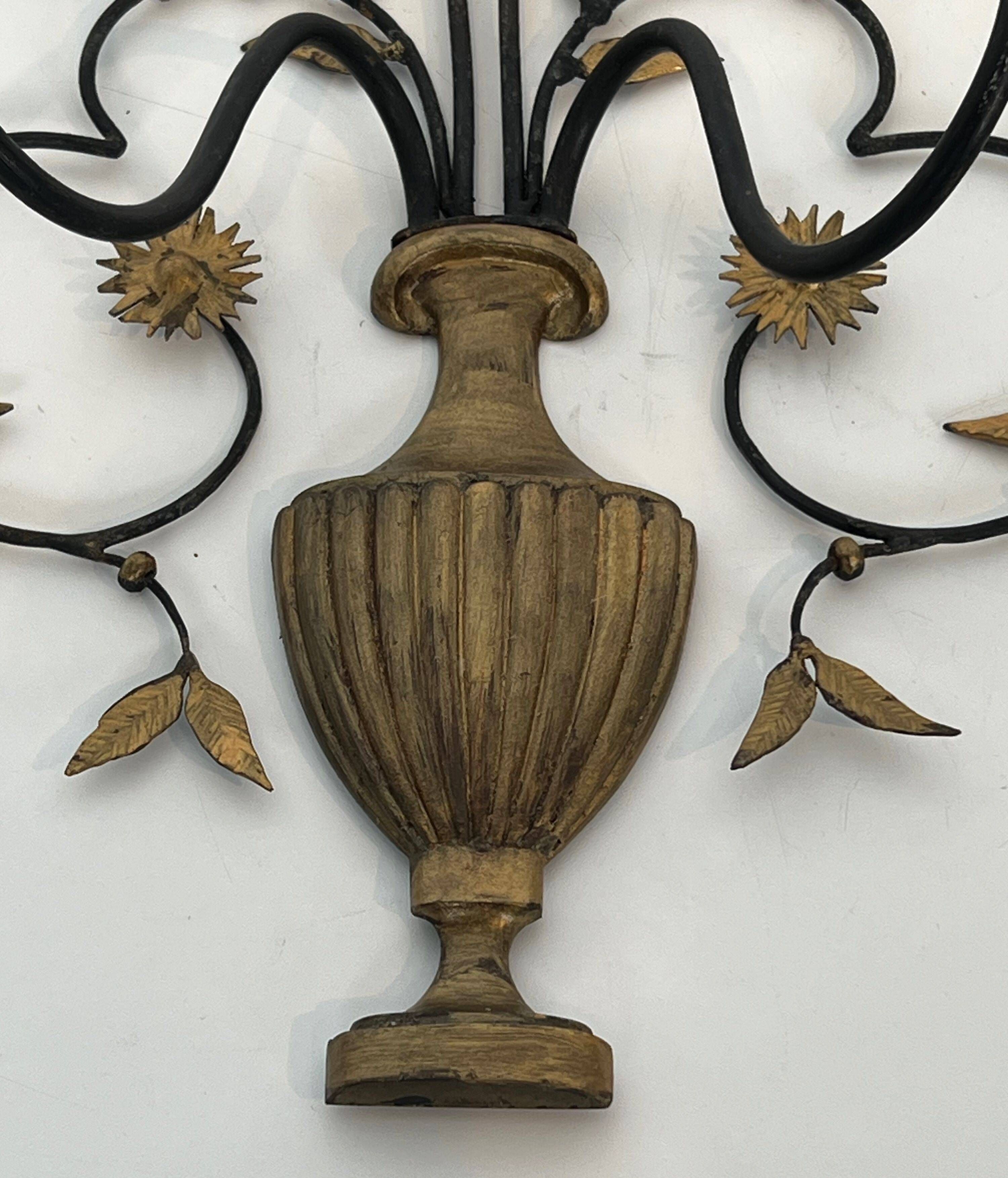Paire d'appliques en fer forgé et doré représentant un bouquet de fleurs