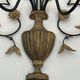 Paire d'appliques en fer forgé et doré représentant un bouquet de fleurs