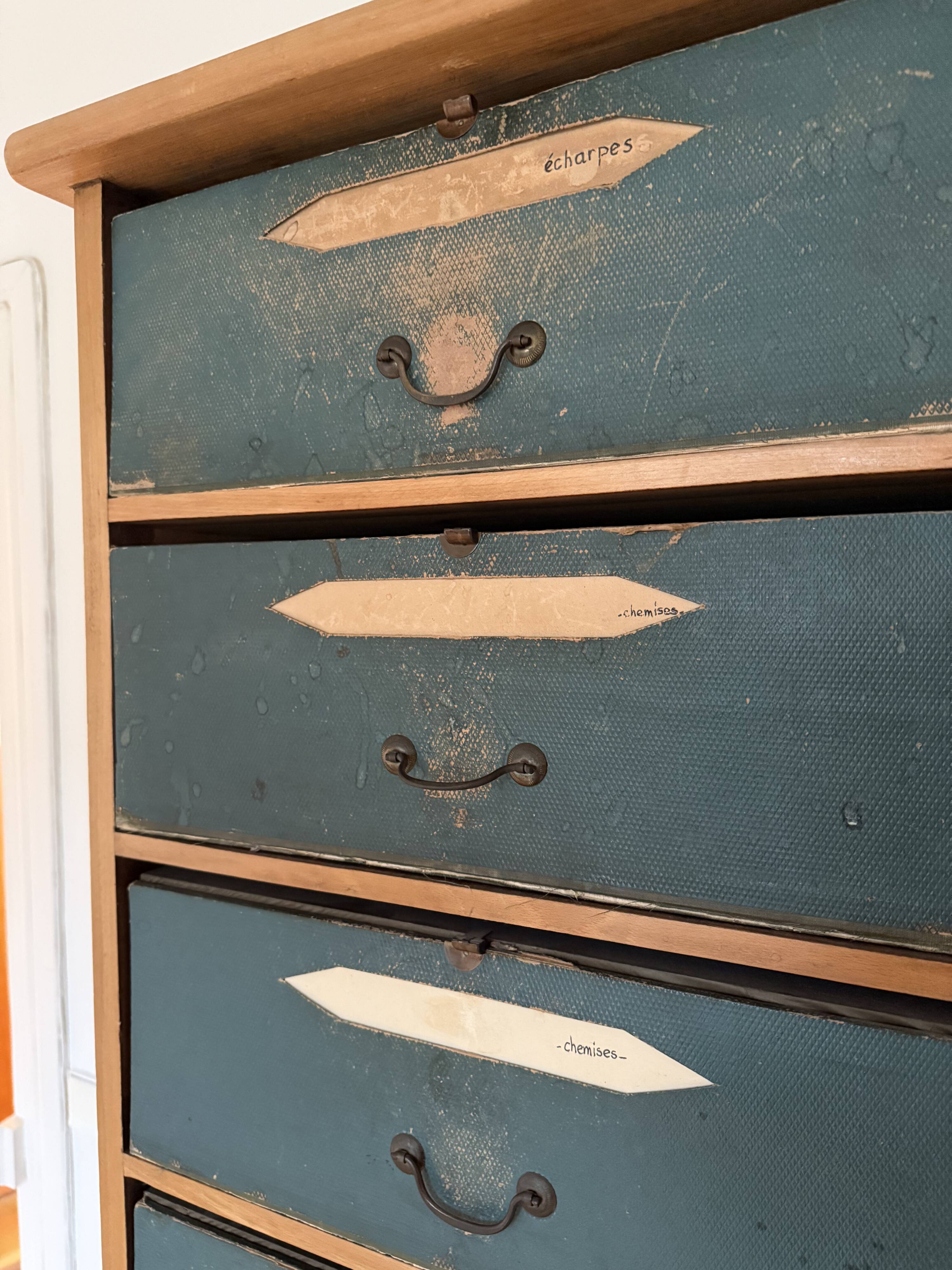 Notary desk with blue flaps, also known as a card index.