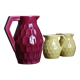 Carafe framboise et deux pichets jaunes