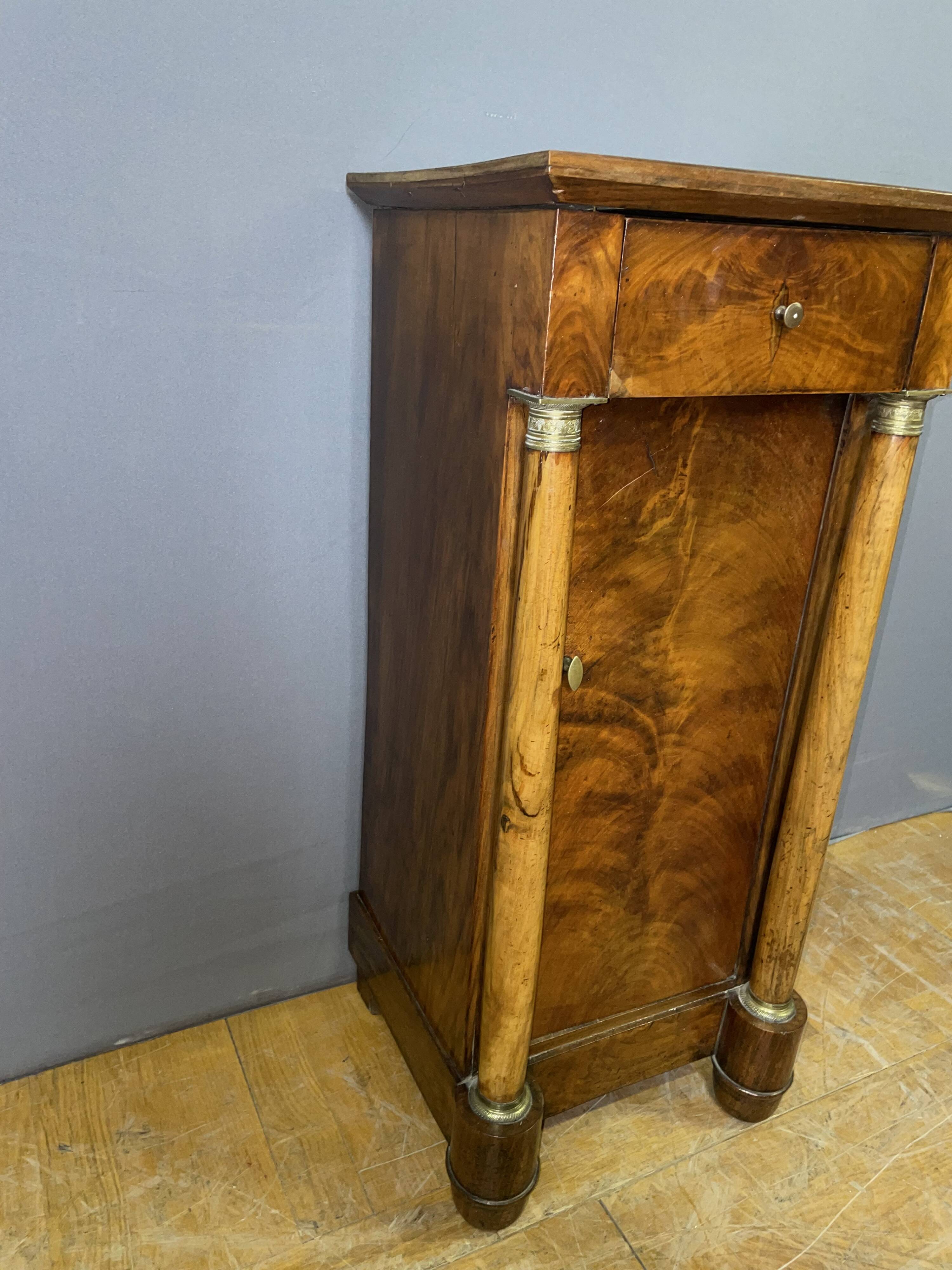 Chevet d'époque Empire en Noyer à Colonnes détachées