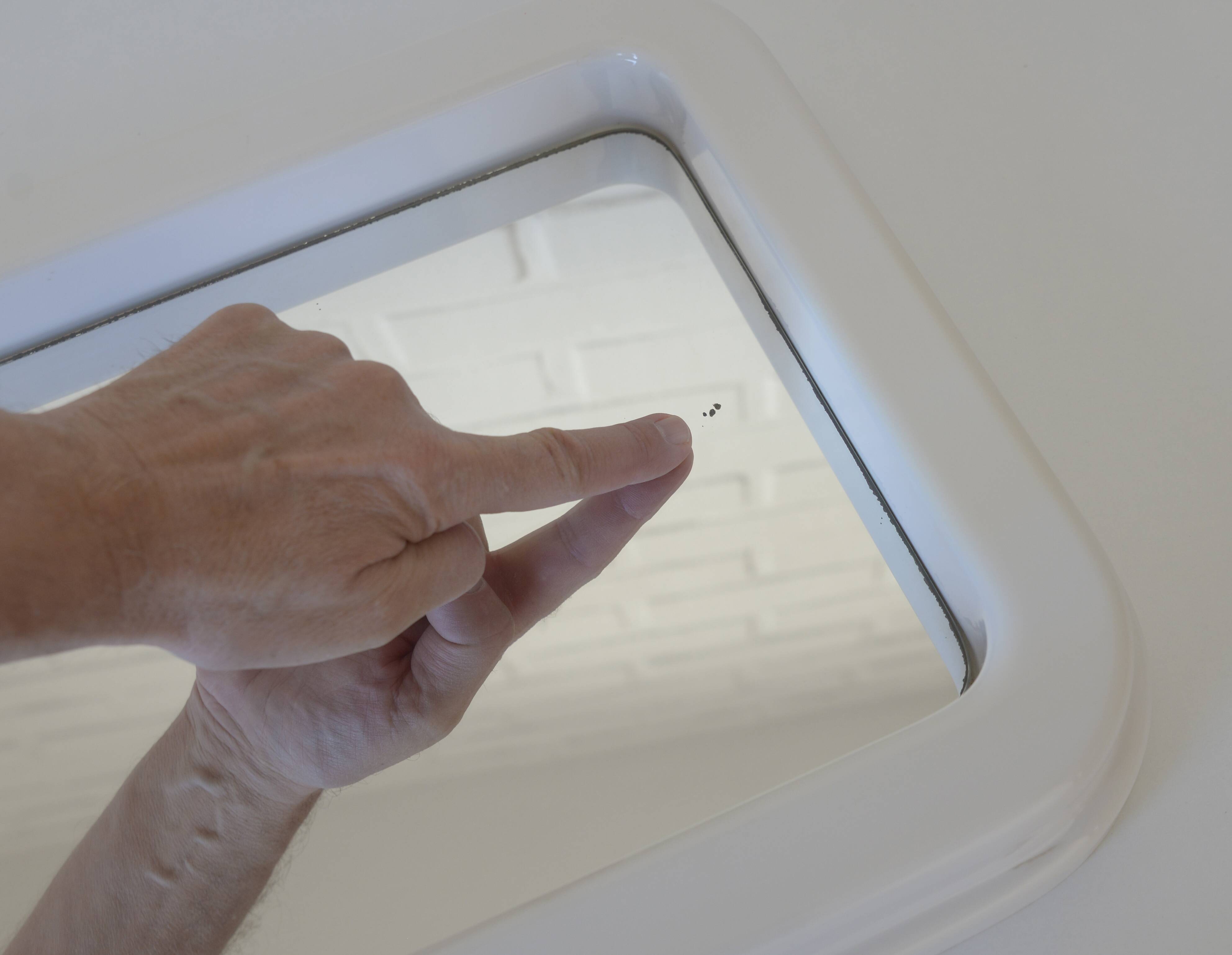 Miroir mural en plastique blanc style Space Age vintage Mid-Century Modern (MCM), Yougoslavie, années 1970