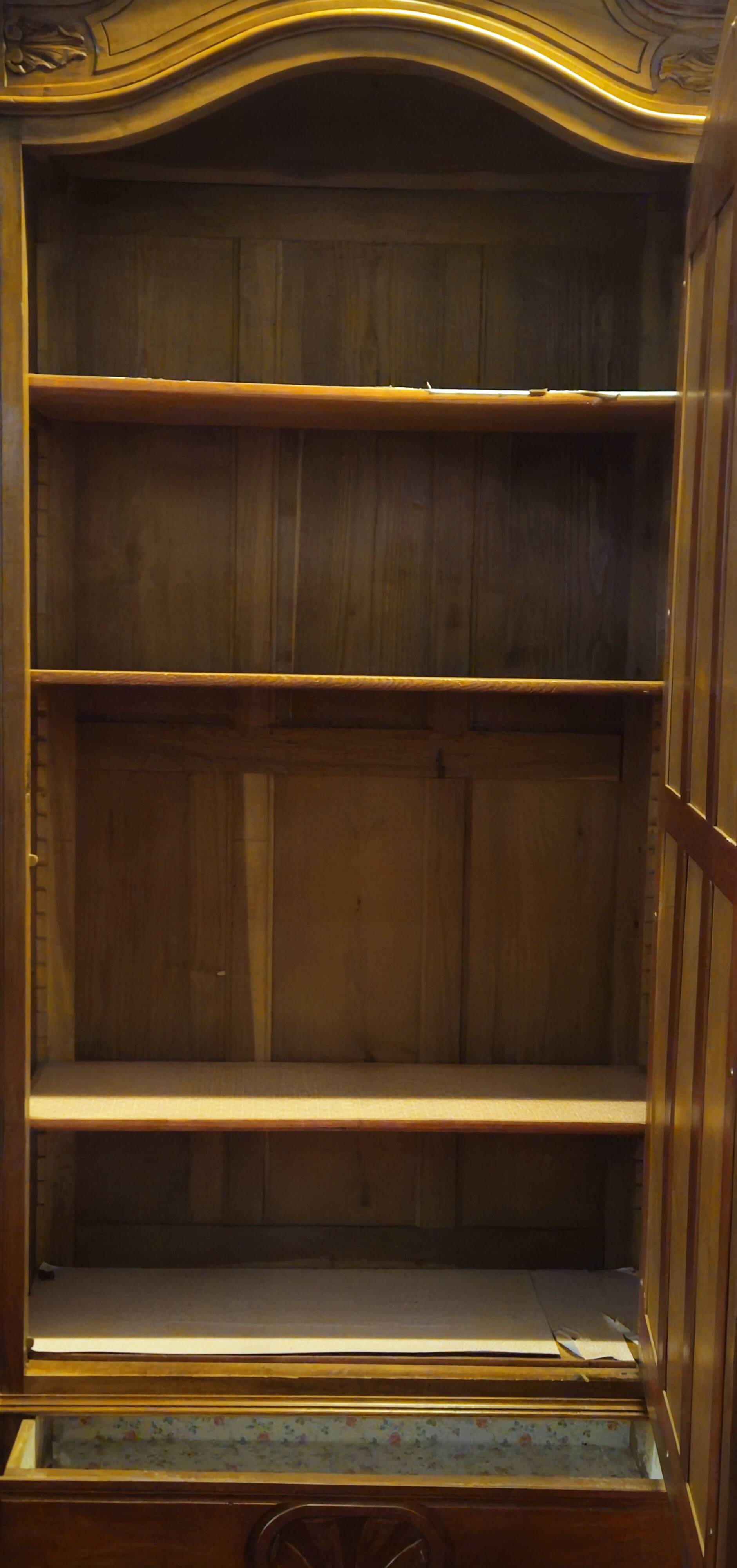 Armoire a glace de style Louis XV, en noyer sculpté