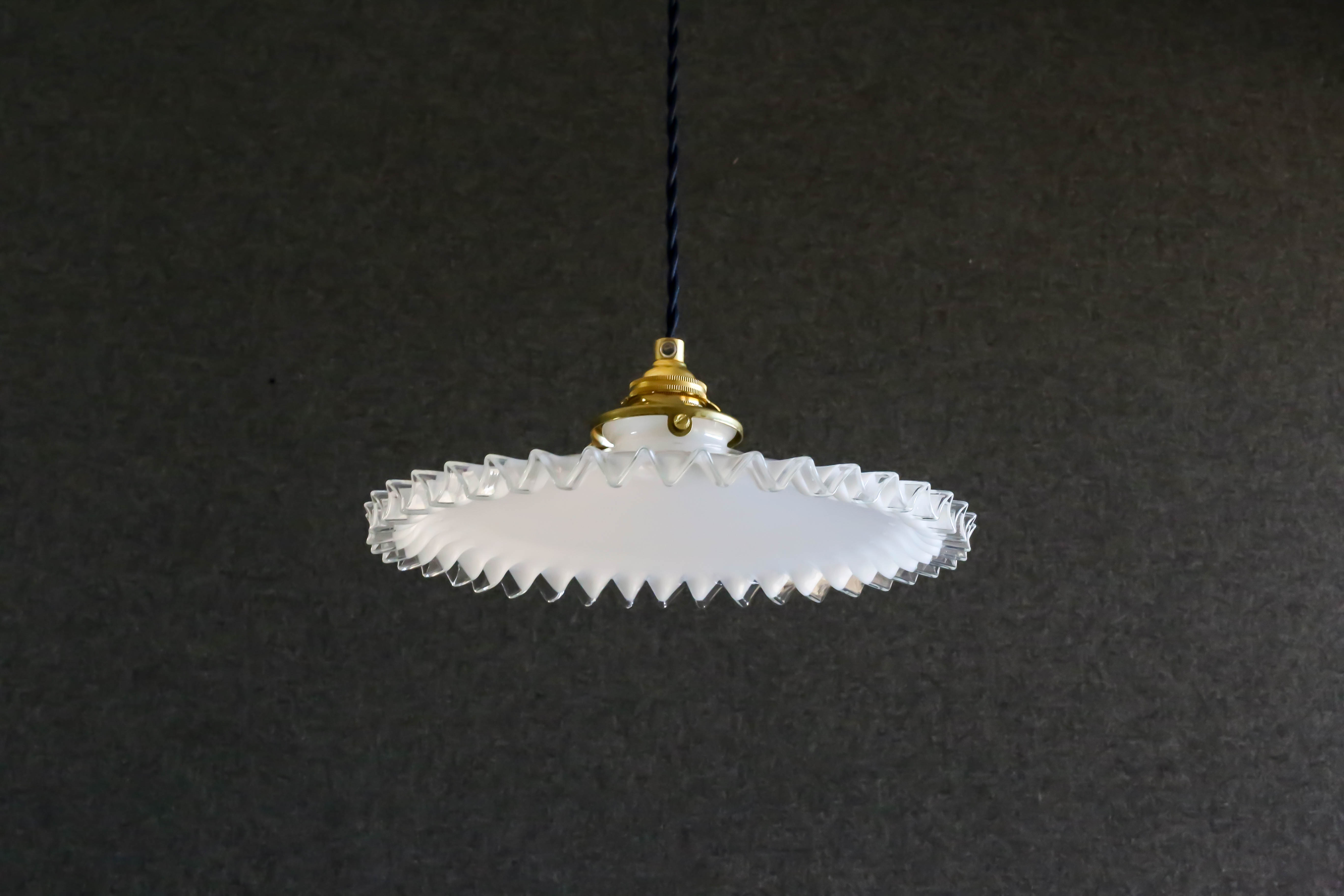 Suspension in white opaline crenellated edges with new cable and new brass socket
