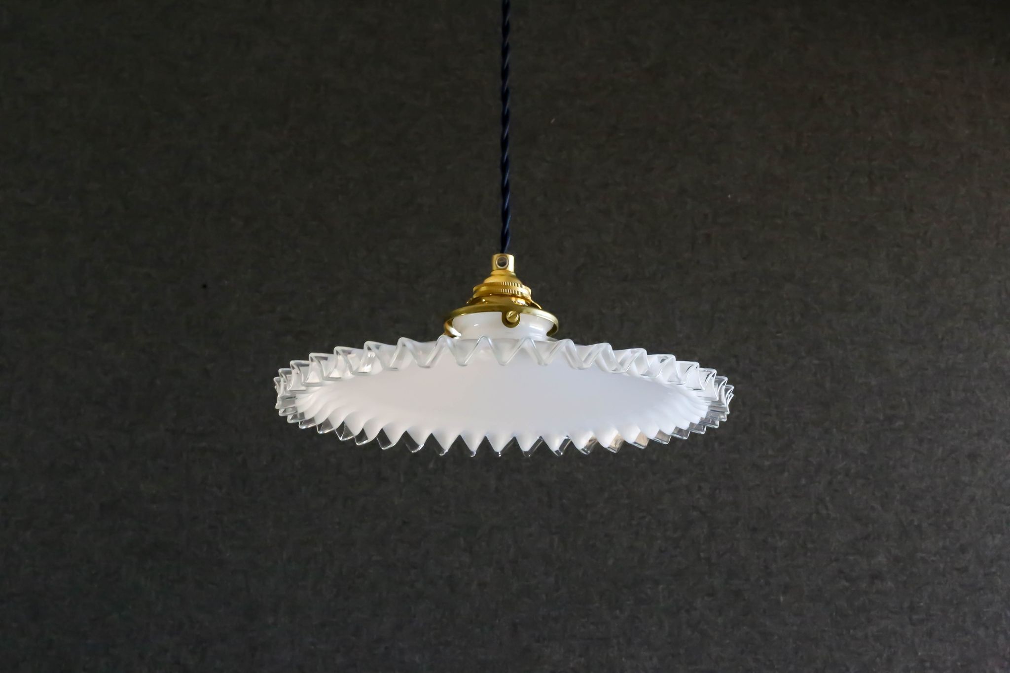 Suspension in white opaline crenellated edges with new cable and new brass socket