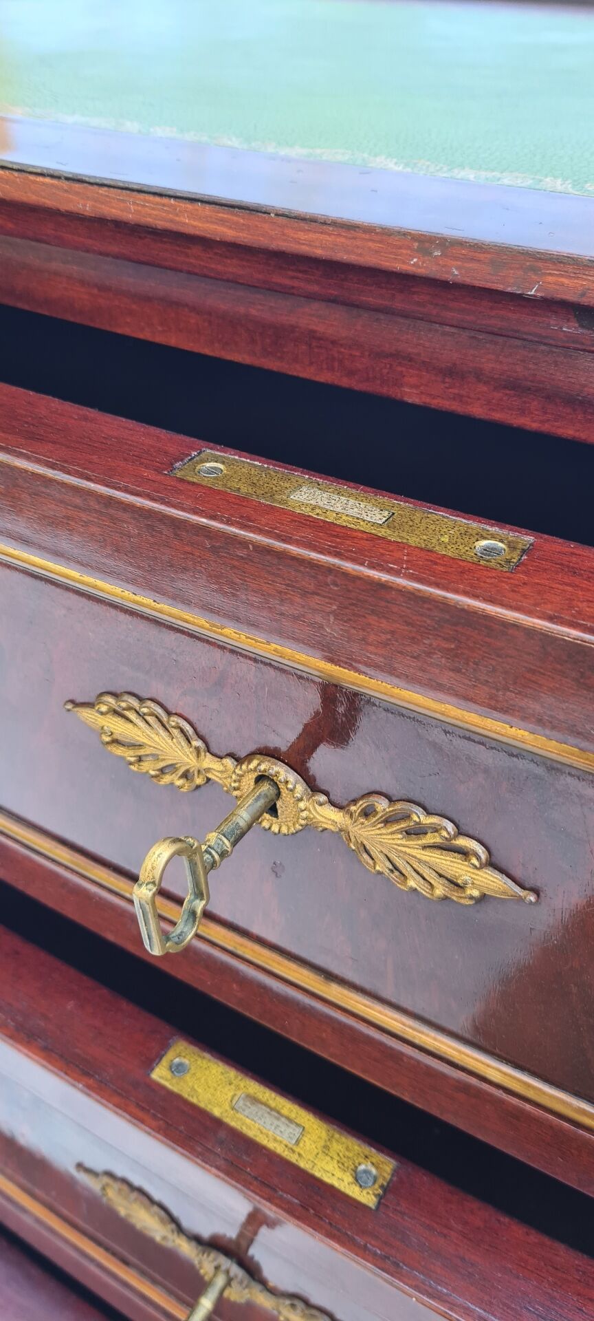 Commode style Louis XVI placage en acajou