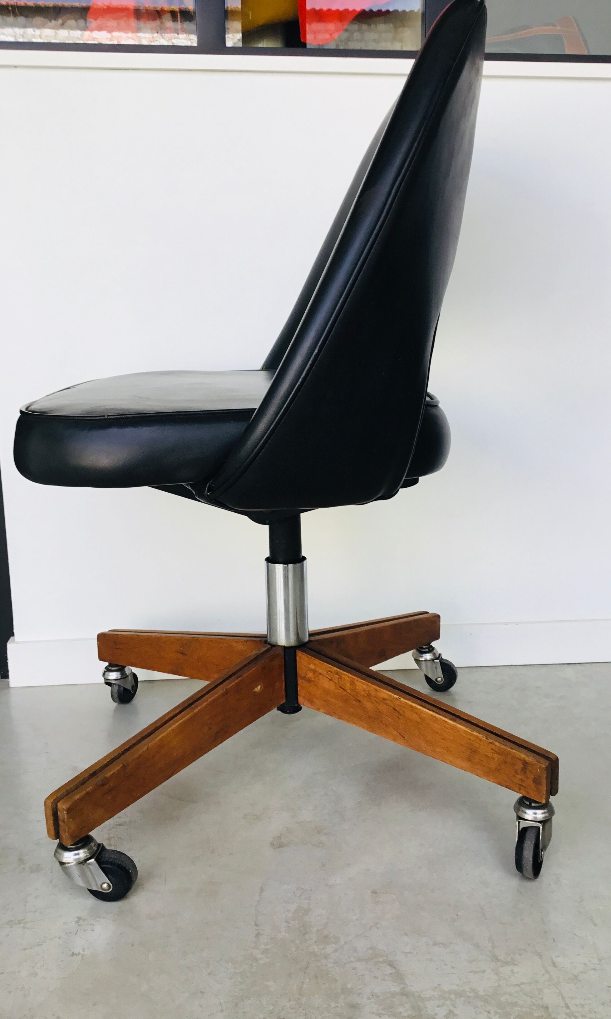Conference chair with wheels by Eero Saarinen for Knoll International - 1950