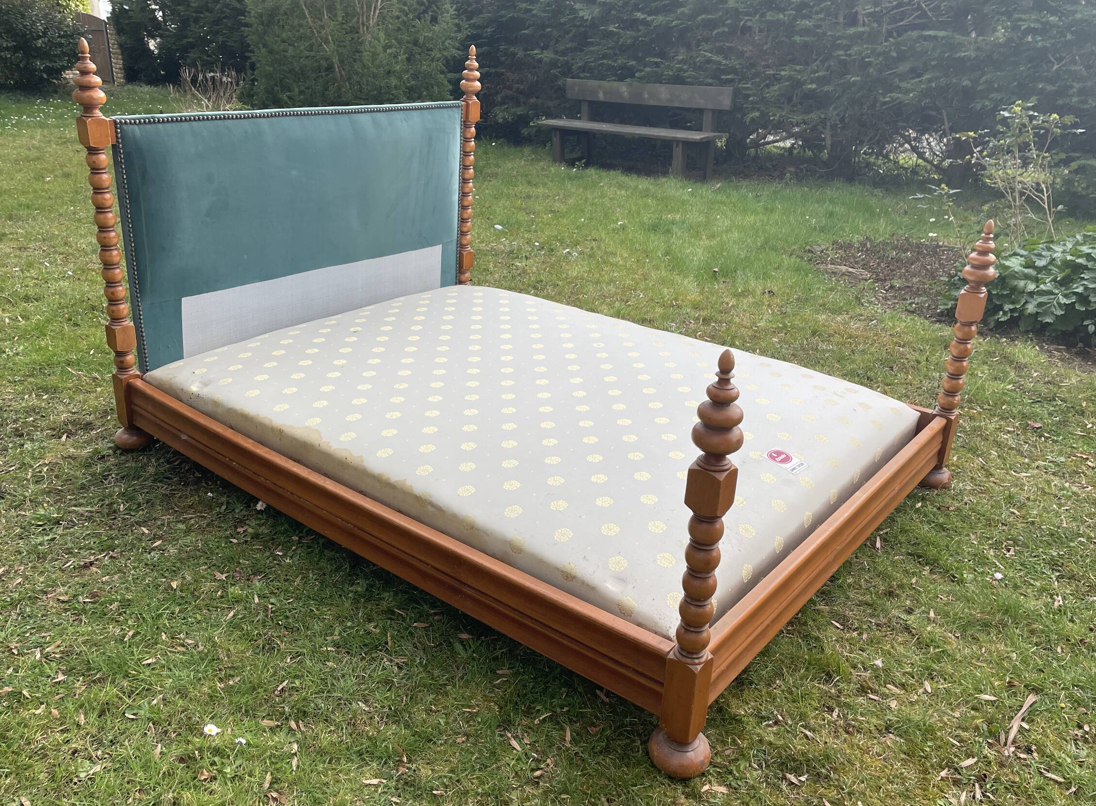Wooden canopy bed with velvet headboard 190 cm / 140 cm
