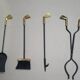 Ensemble vintage de cinq outils de cheminée en laiton dans des clubs à thème de golf, France vers les années 1950