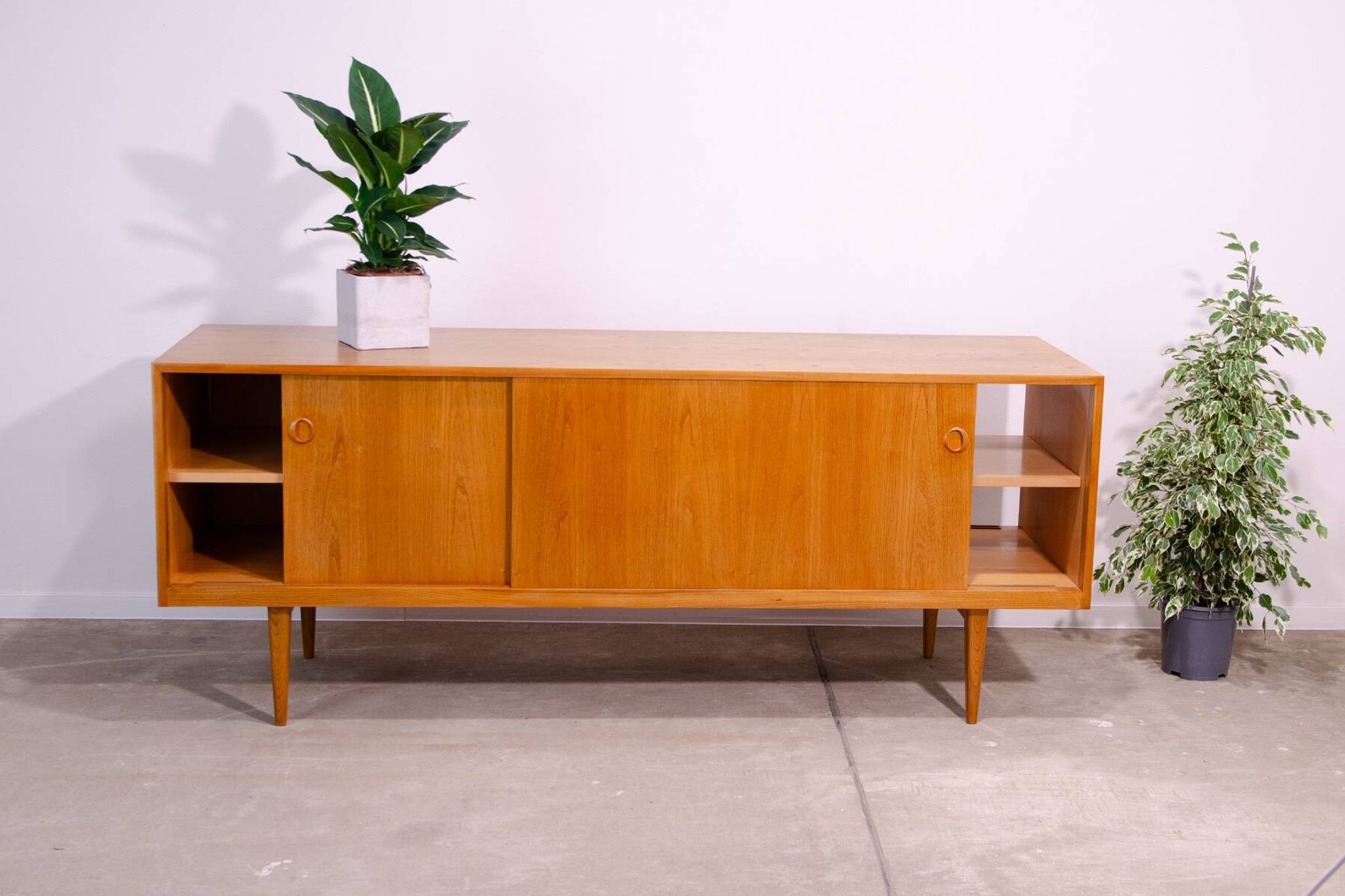 Buffet long de style scandinave double face entièrement restauré par Sedláček & Vyčítal, Tchécoslovaquie,