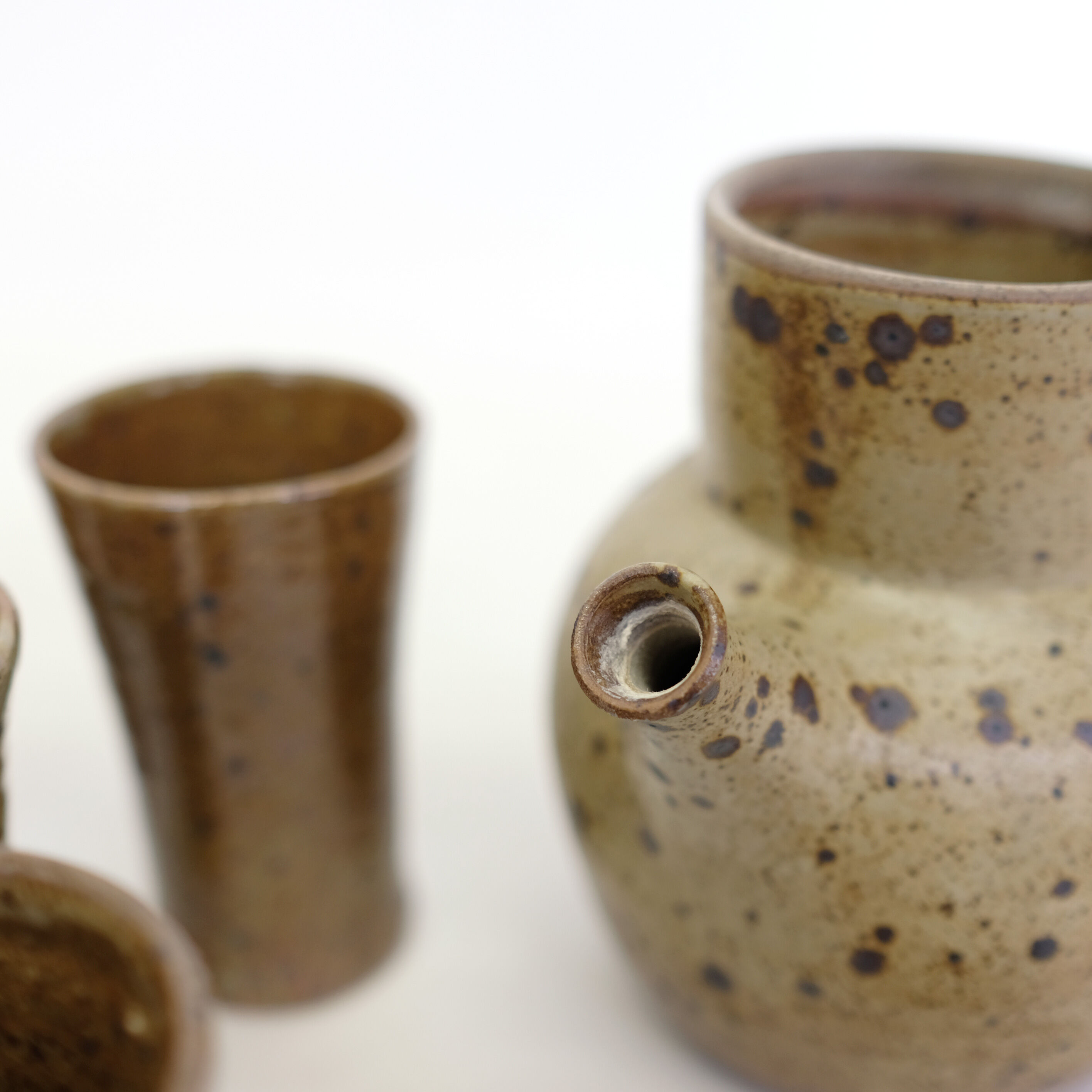 Sandstone teapot from La Borne and 5 cups signed Tiffoche, 1970s.