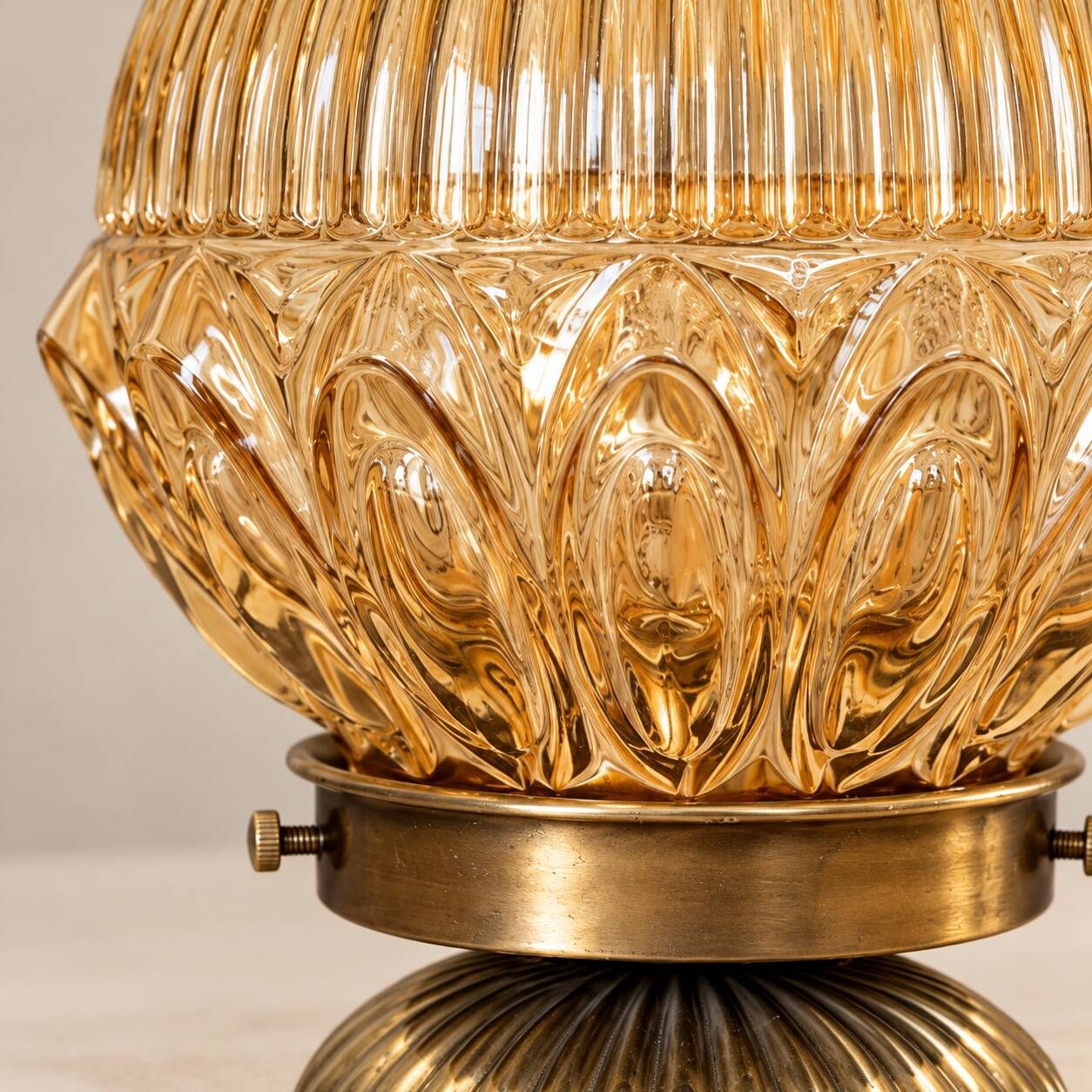 Hot air balloon — Vintage table lamp in sculpted amber glass and brass