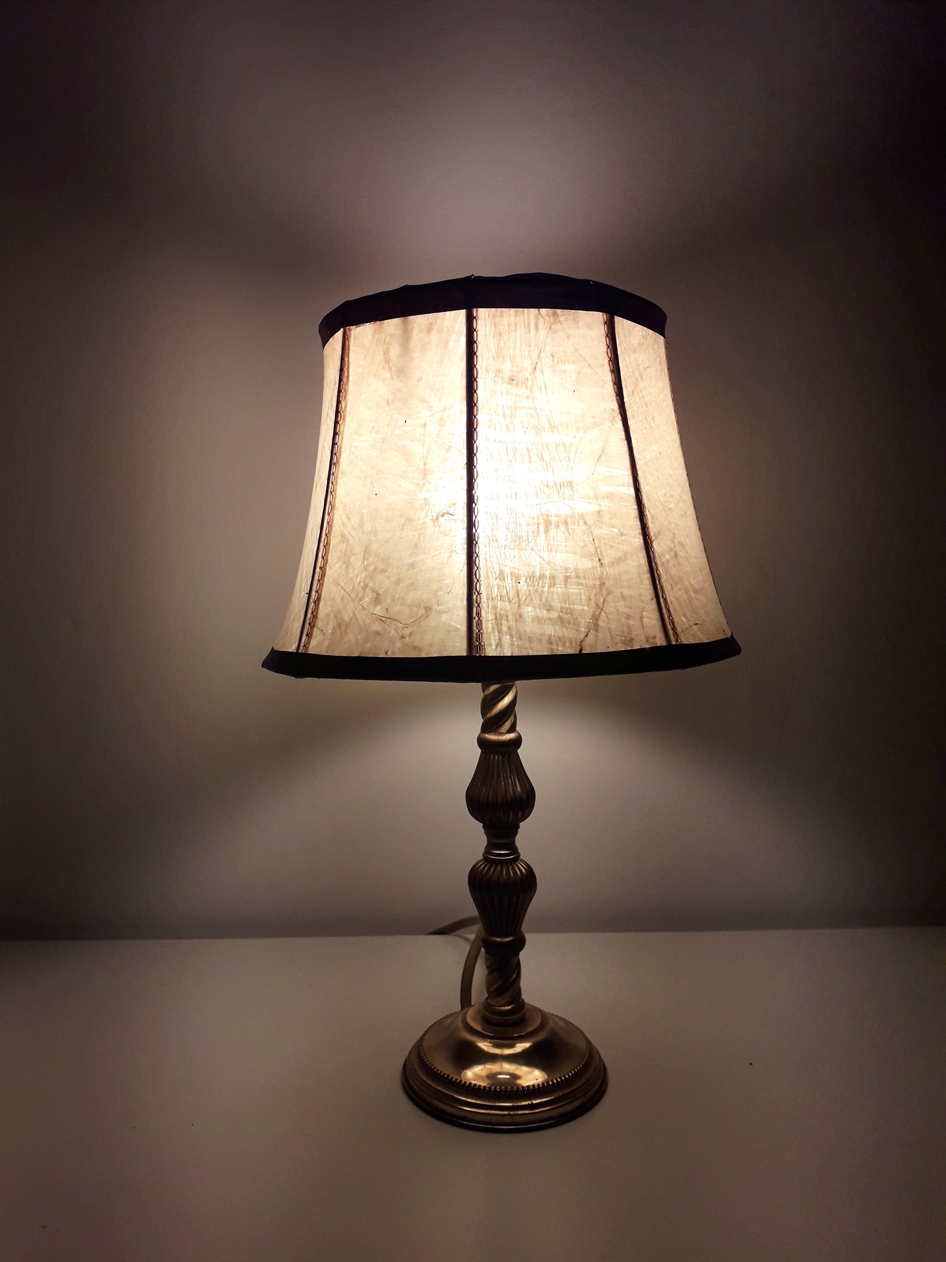 Lampe à poser / chevet - Pied laiton. 1960