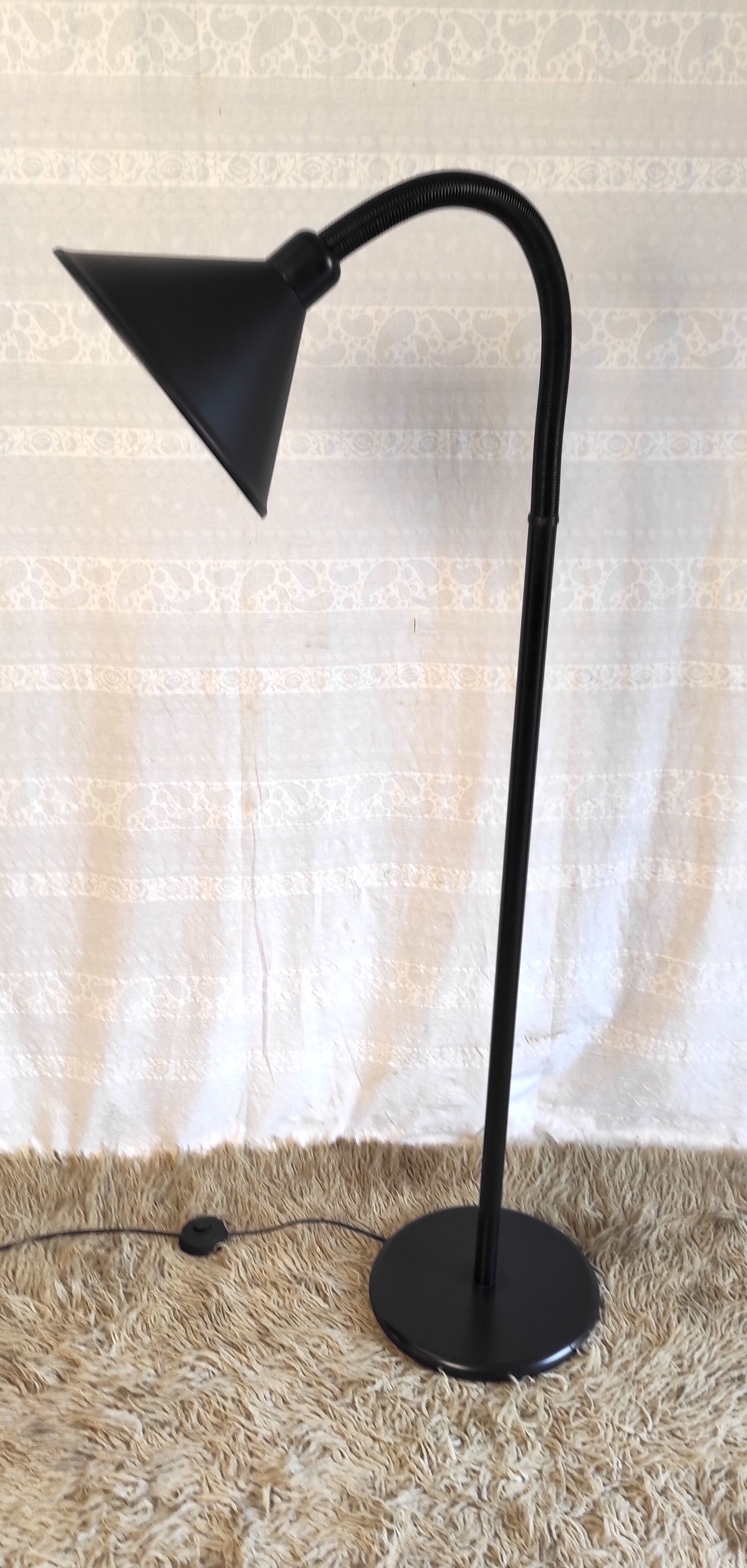 Articulated black metal floor lamp/e-reader – 70s/80s