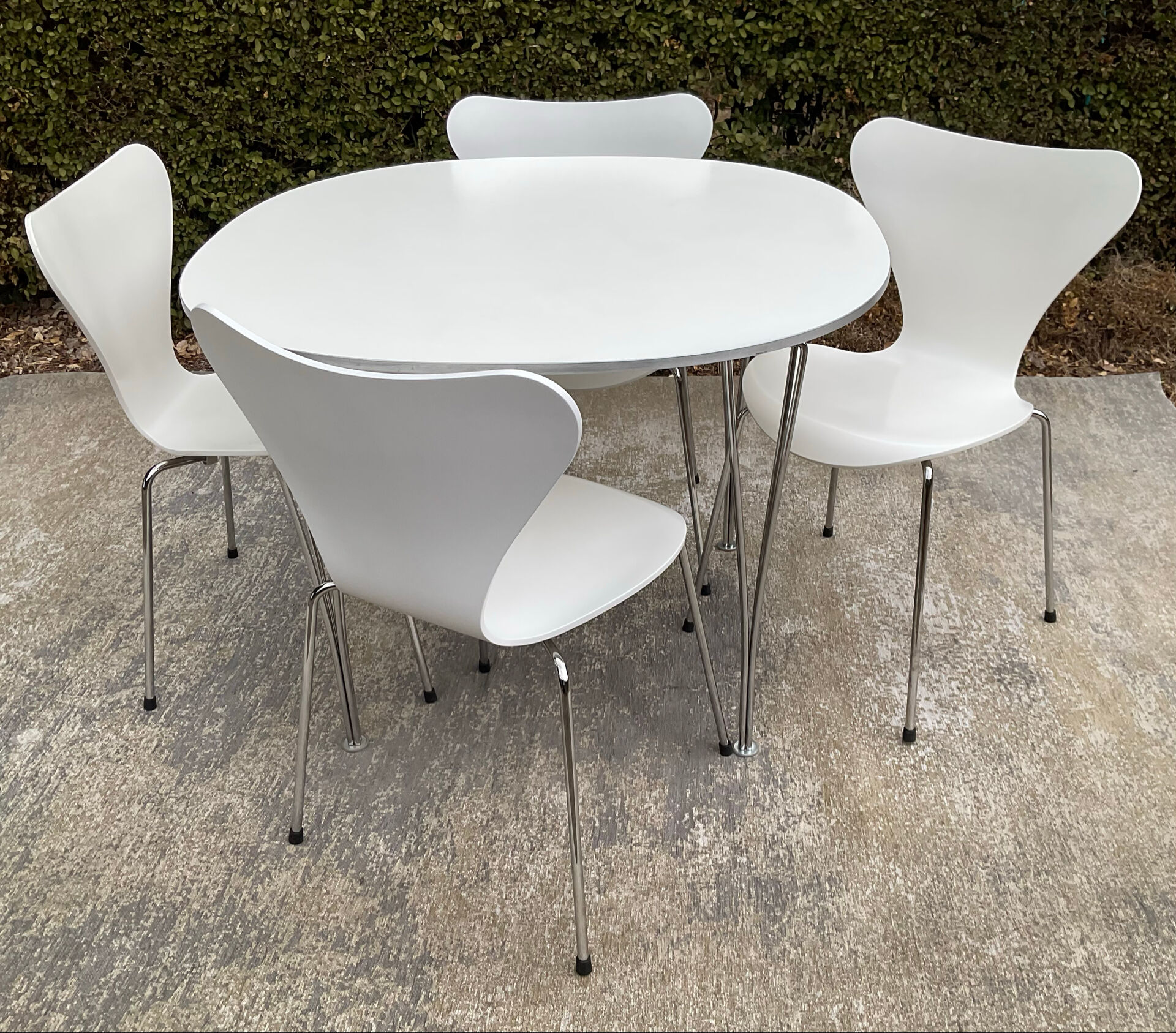 Dining table "Ellipse" by Arne Jacobsen for Fritz Hansen