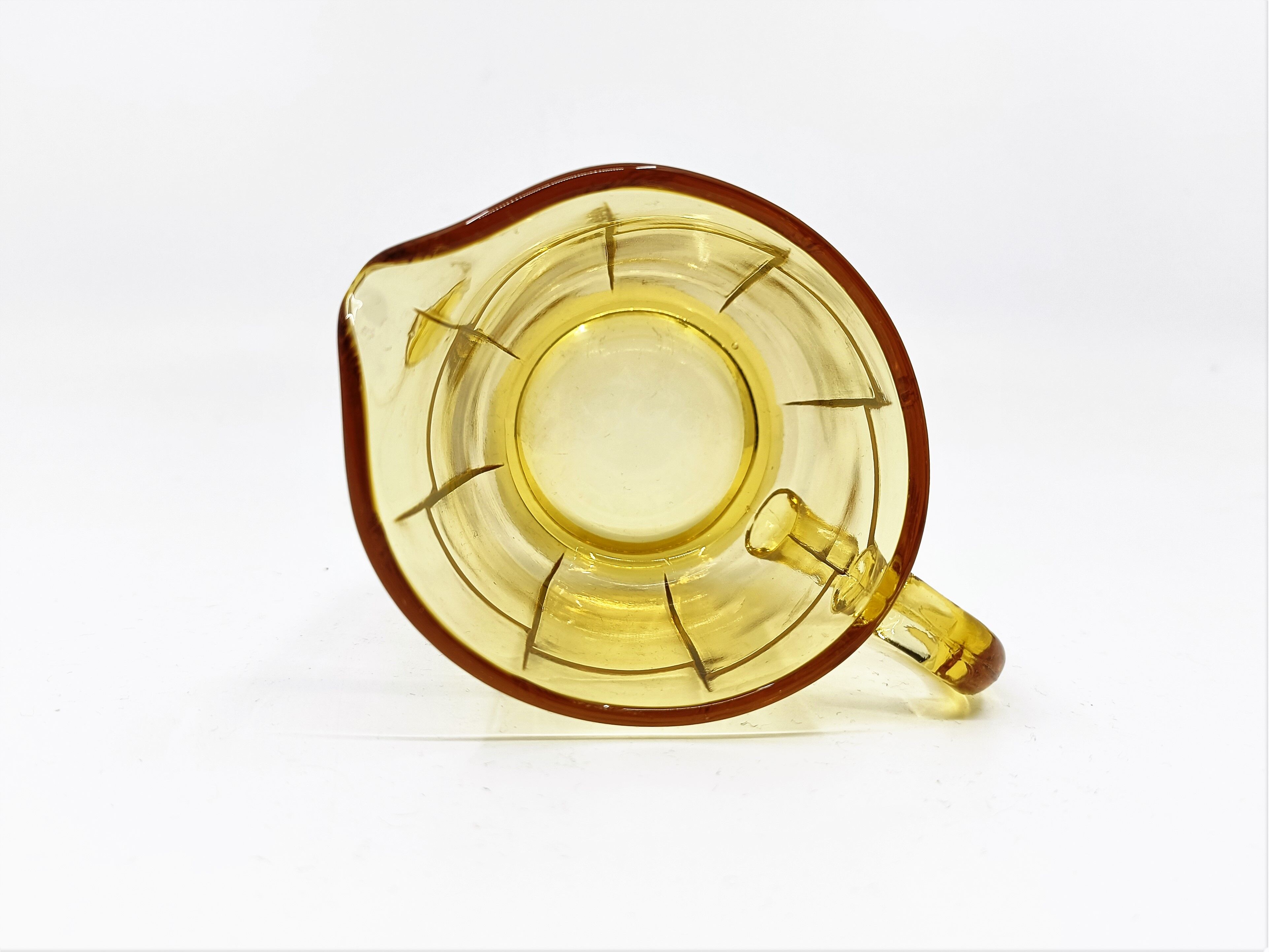 Petit pichet en verre jaune ambré de style art déco