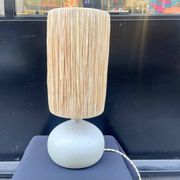 Pied de Lampe vintage en grès céramique beige gris abat-jour en raphia 1970