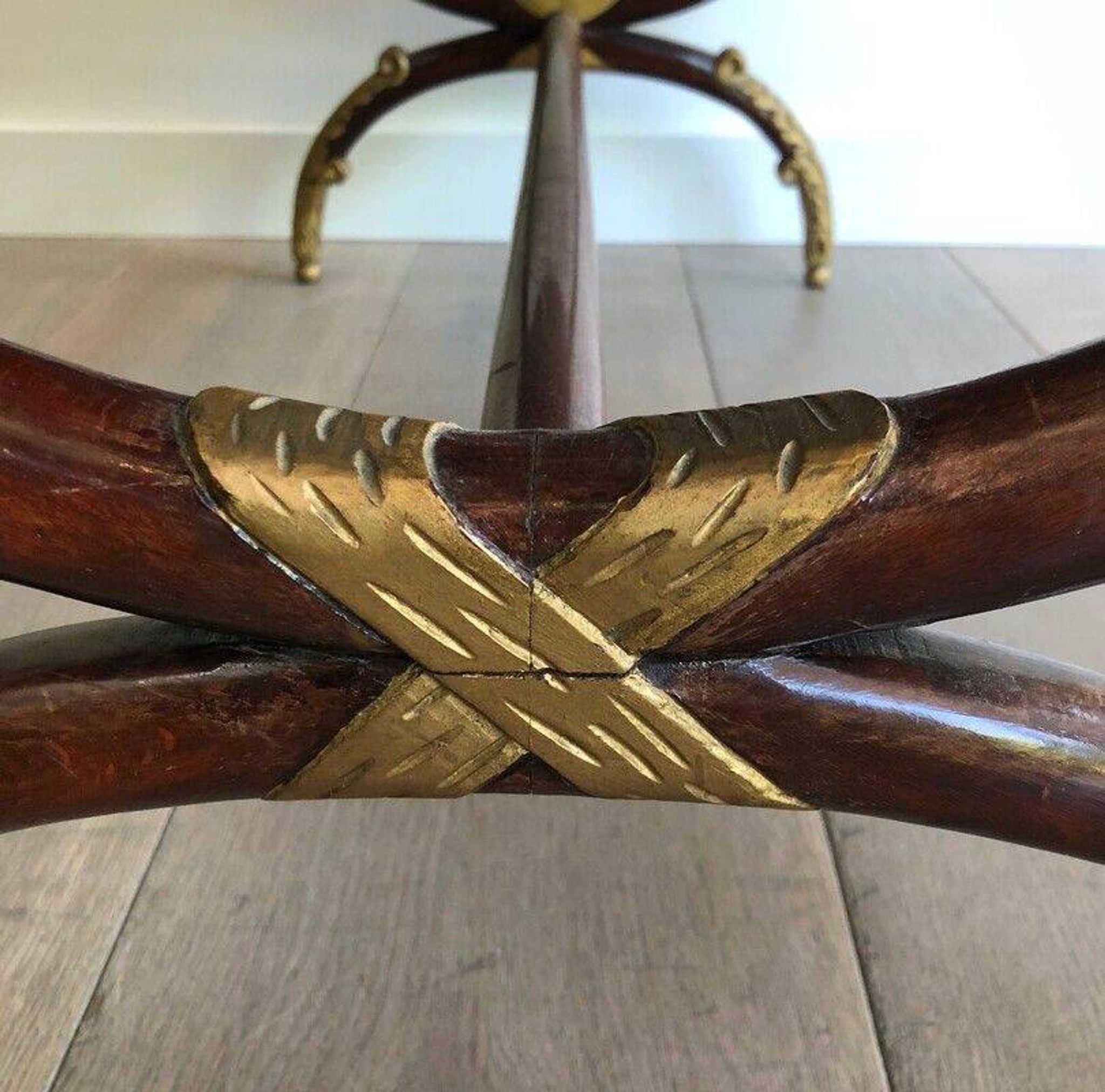 Table basse en bois sculpté patiné et doré. Maison Hirch