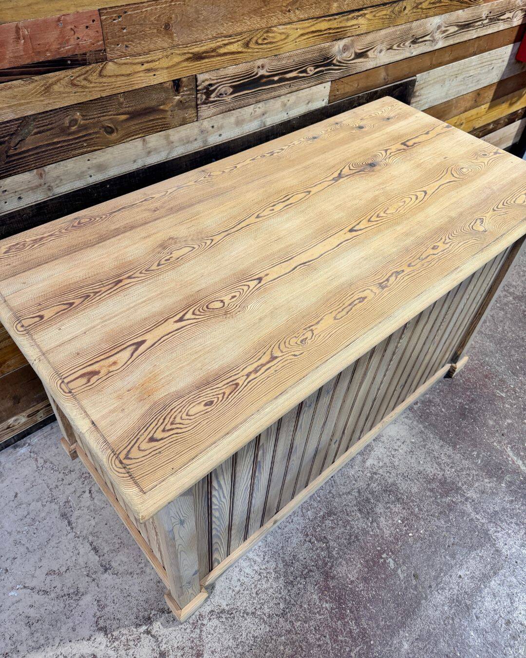 Shop counter in sandblasted pitch pine - Circa 1940