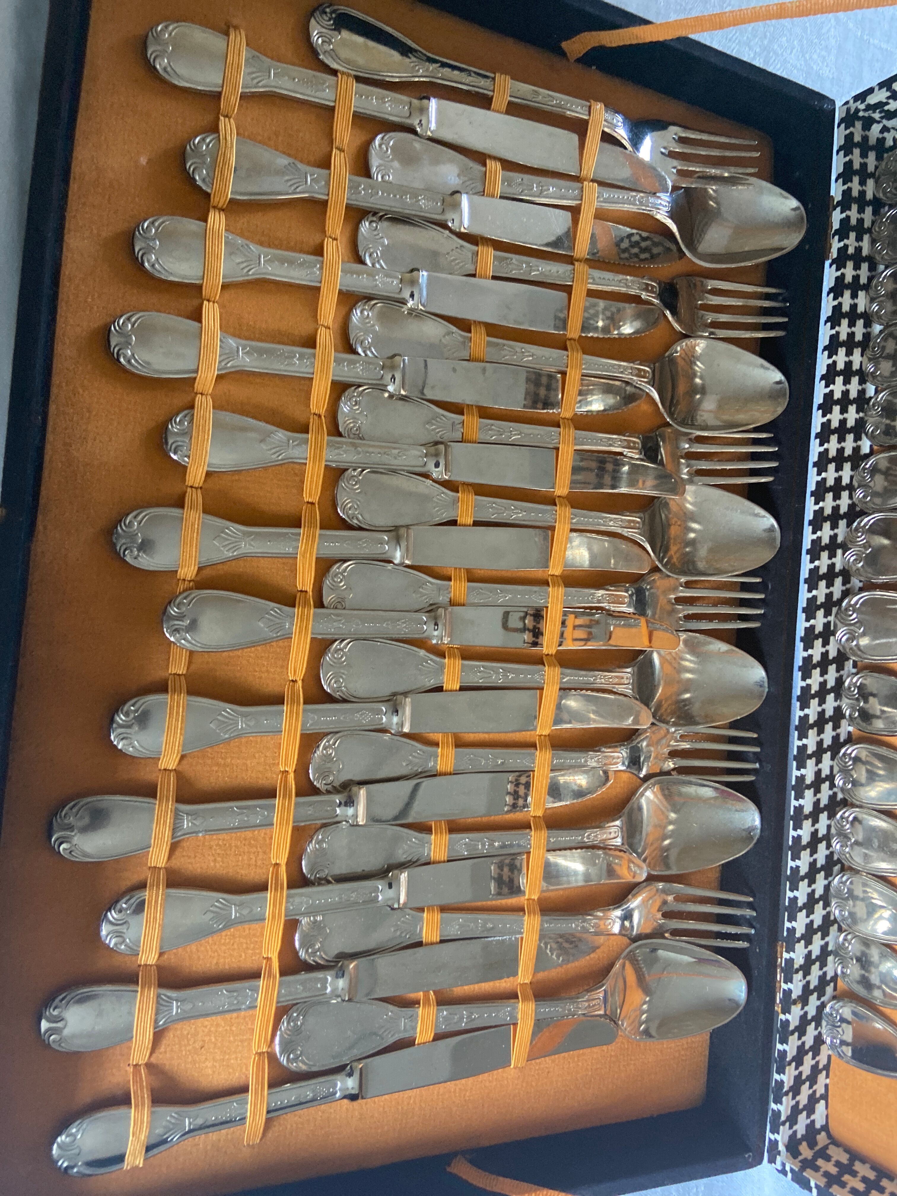 Stainless steel cutlery set