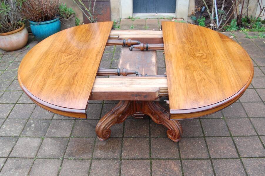 Extensible Napoleon III table in walnut, late 19th century.
