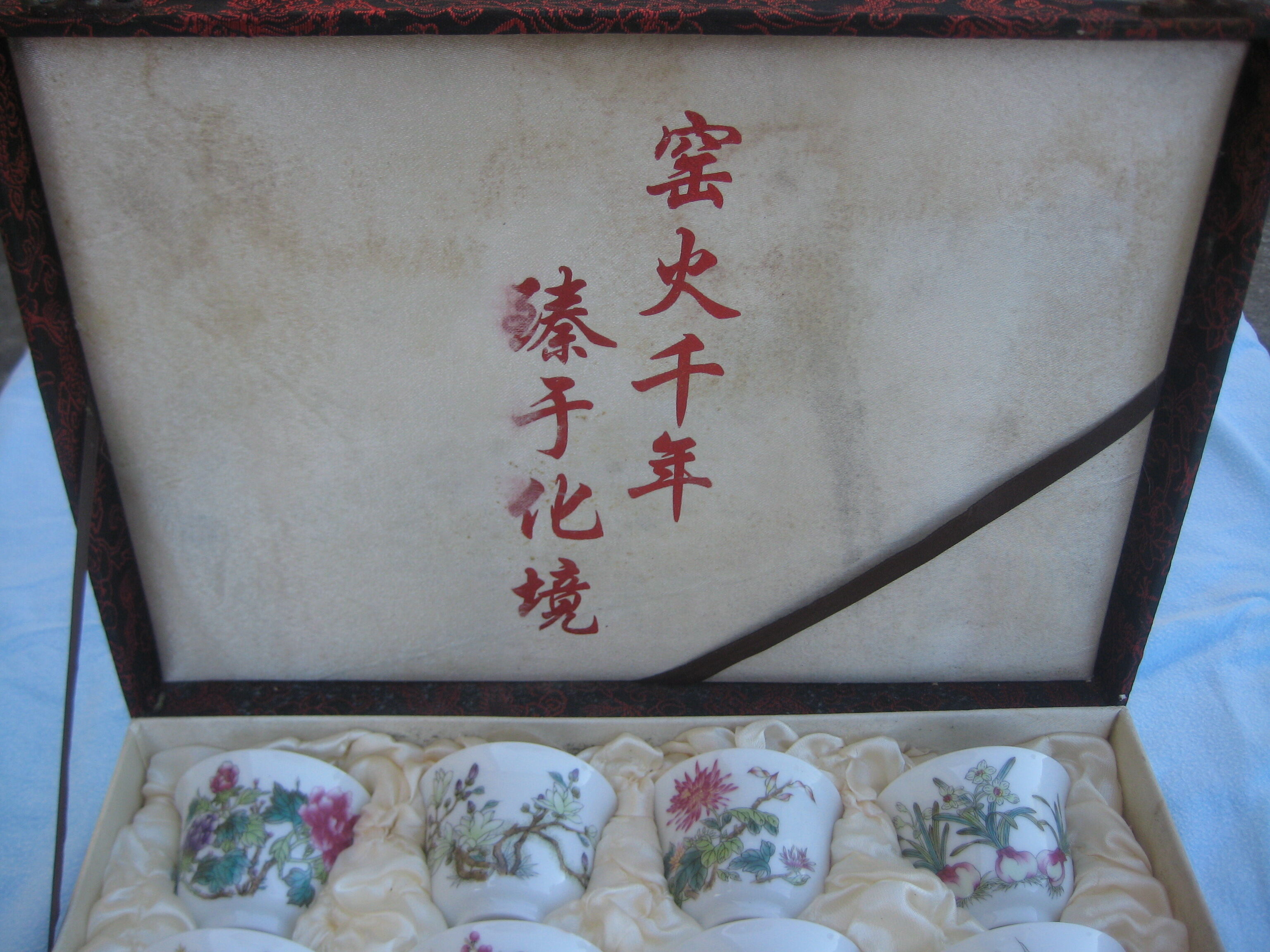 Old luxury chinese box, 12 porcelain bowls
