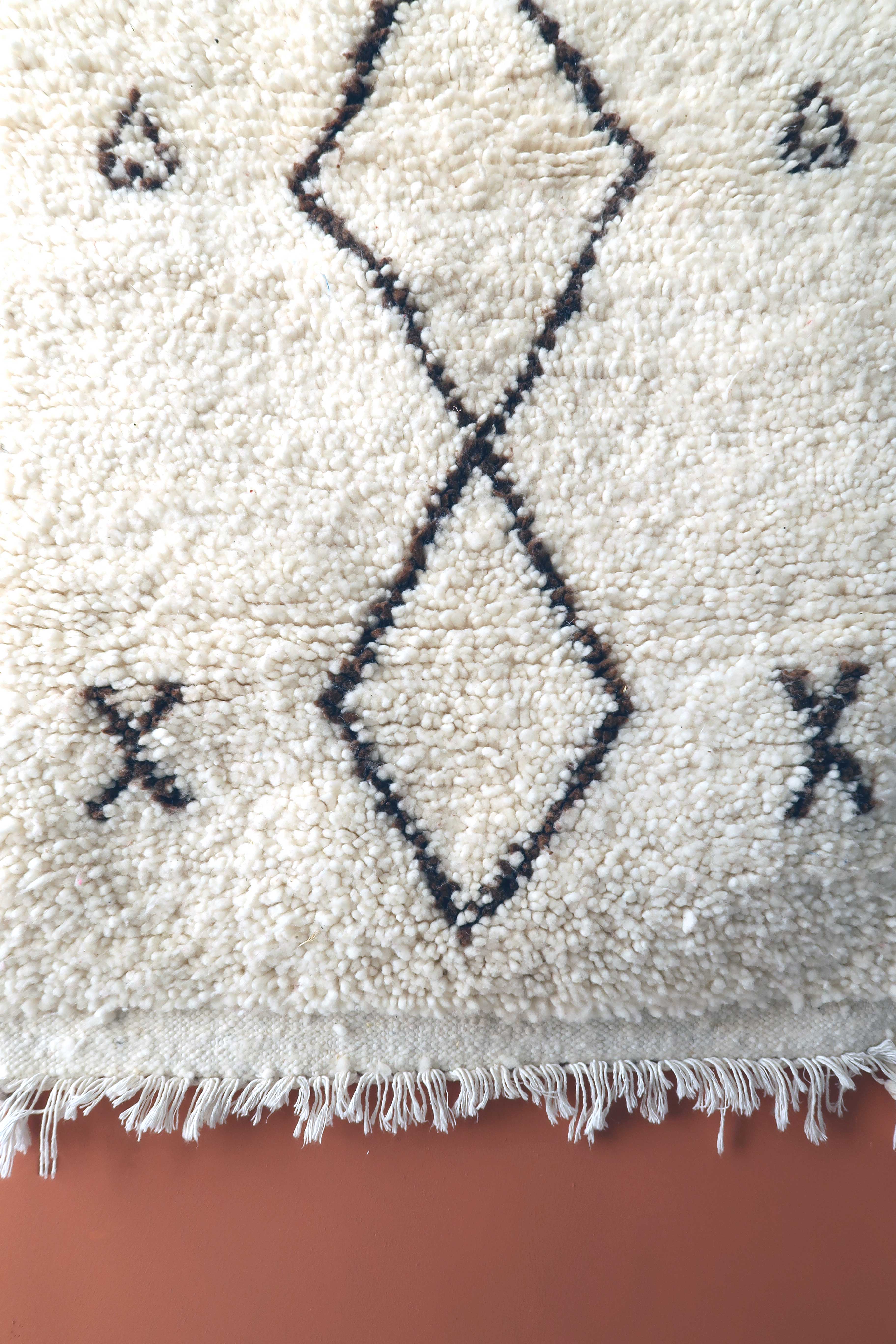 Brown and white Berber Béni Ouarain rug with diamonds in wool