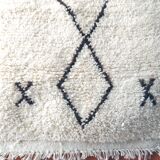 Brown and white Berber Béni Ouarain rug with diamonds in wool