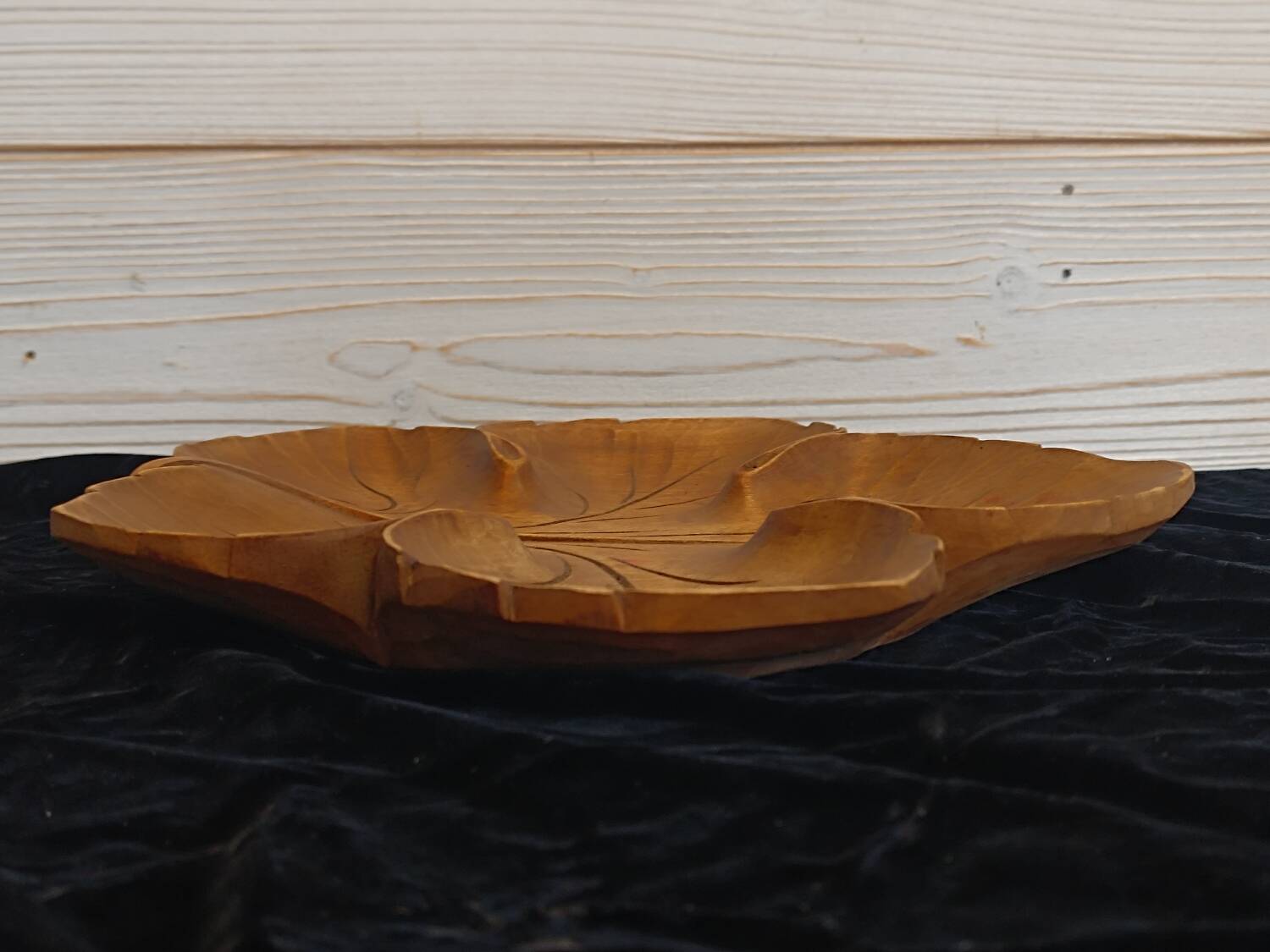 Wooden leaf trinket tray