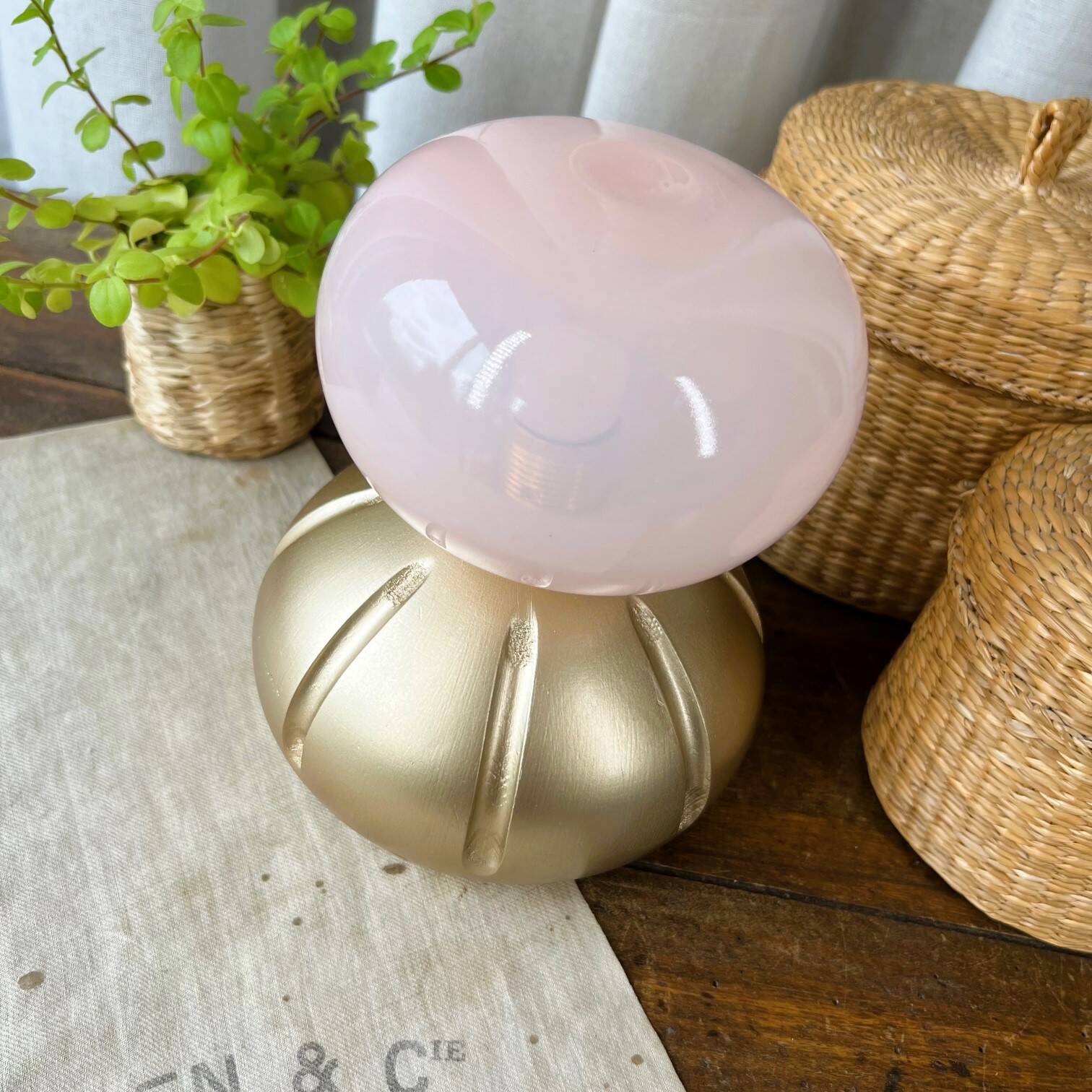 Petite lampe “diabolo” opaline & bois