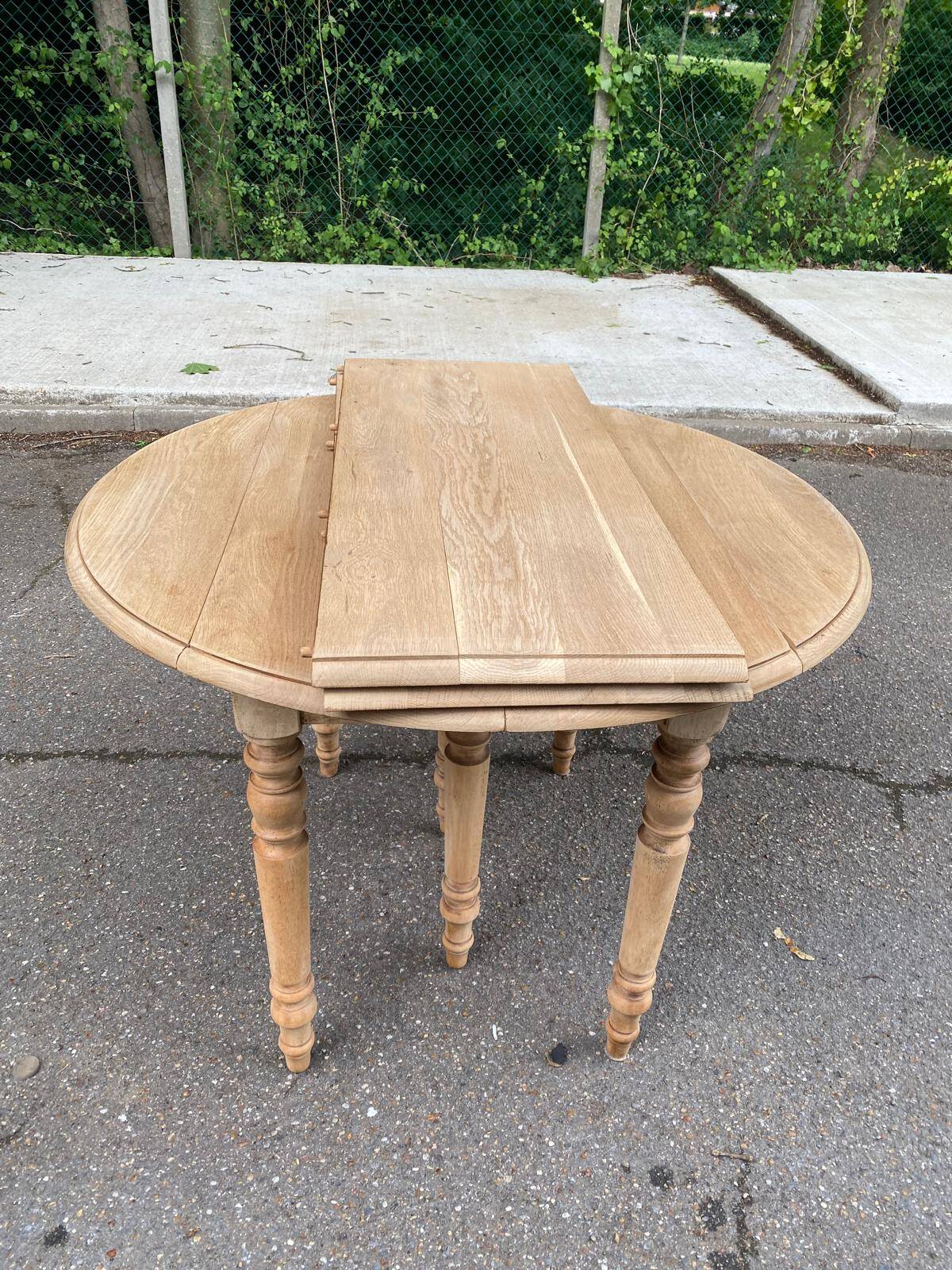 Renovated Louis Philippe round extendable dining table, 19th century