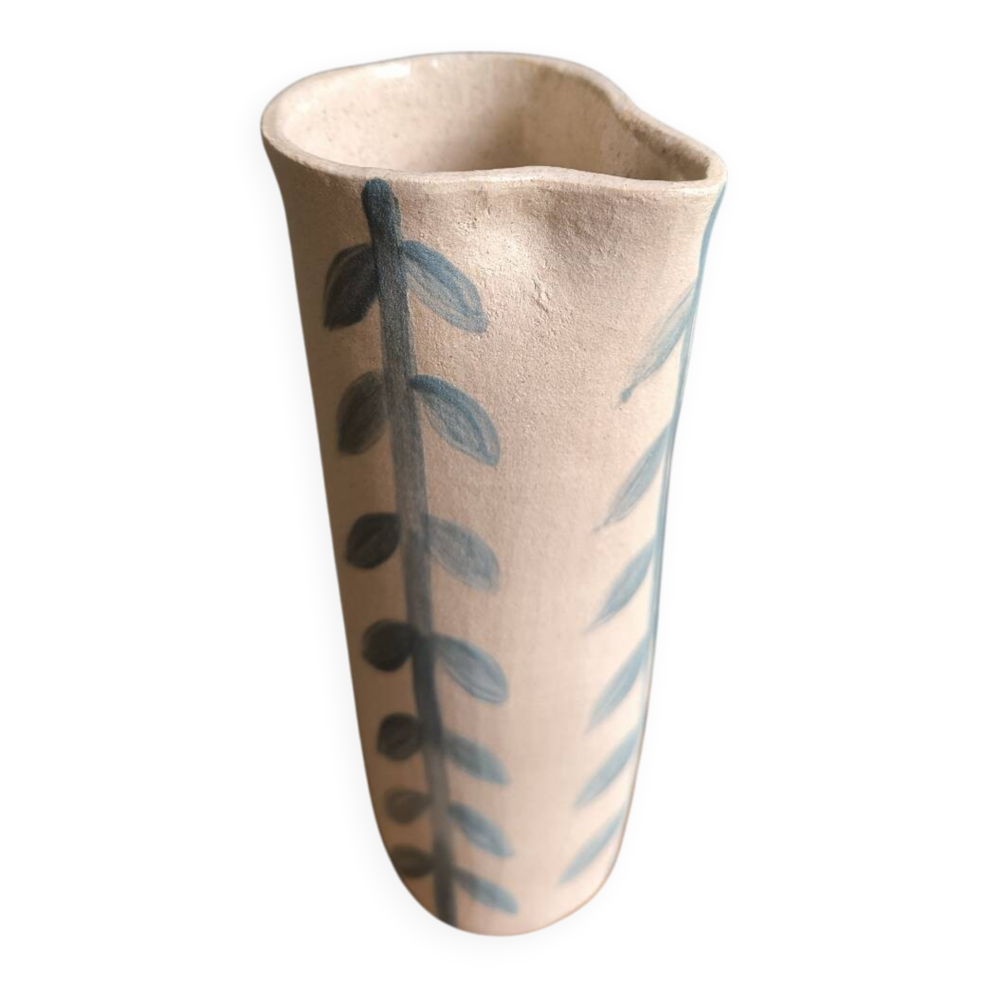 Pichet carafe in unglazed stoneware with a leaf pattern, stamped with the manufacturer's mark.