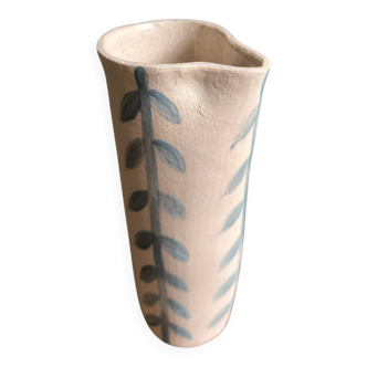 Pichet carafe in unglazed stoneware with a leaf pattern, stamped with the manufacturer's mark.