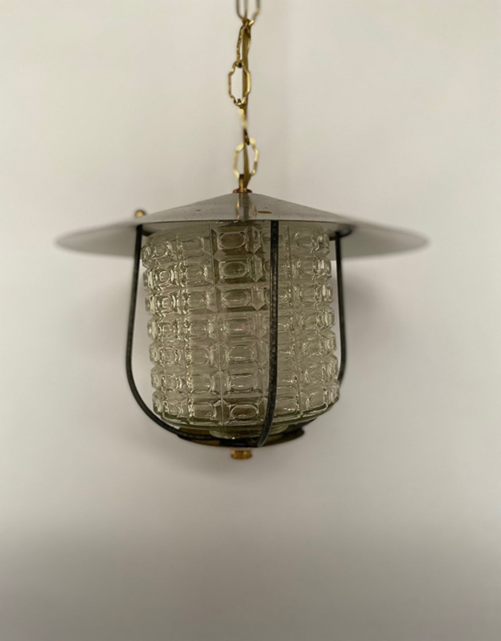 Black metal hanging lamp