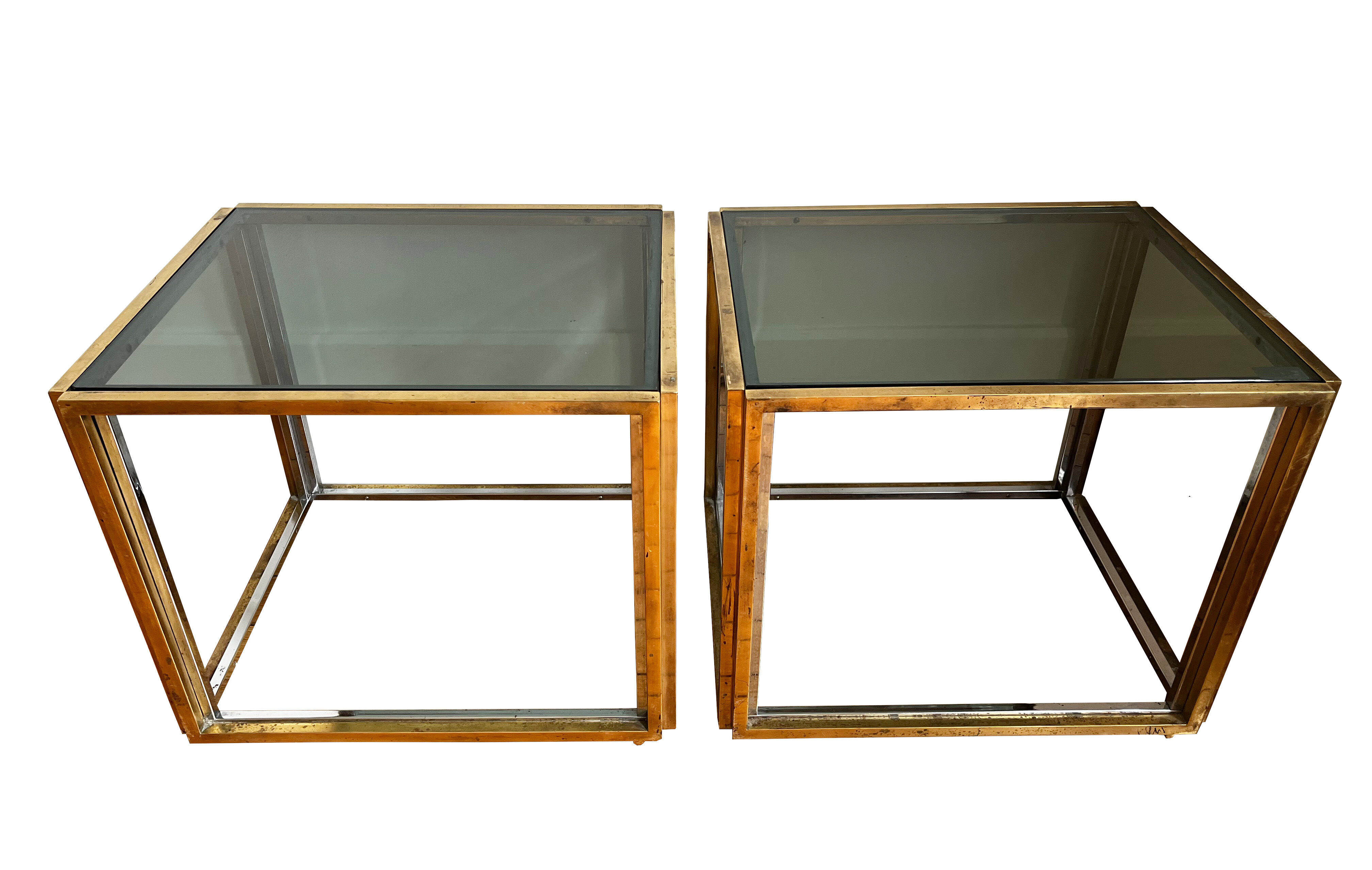 Paire de gueridon / bouts de canapé / chevets, chrome et doré, 1970s