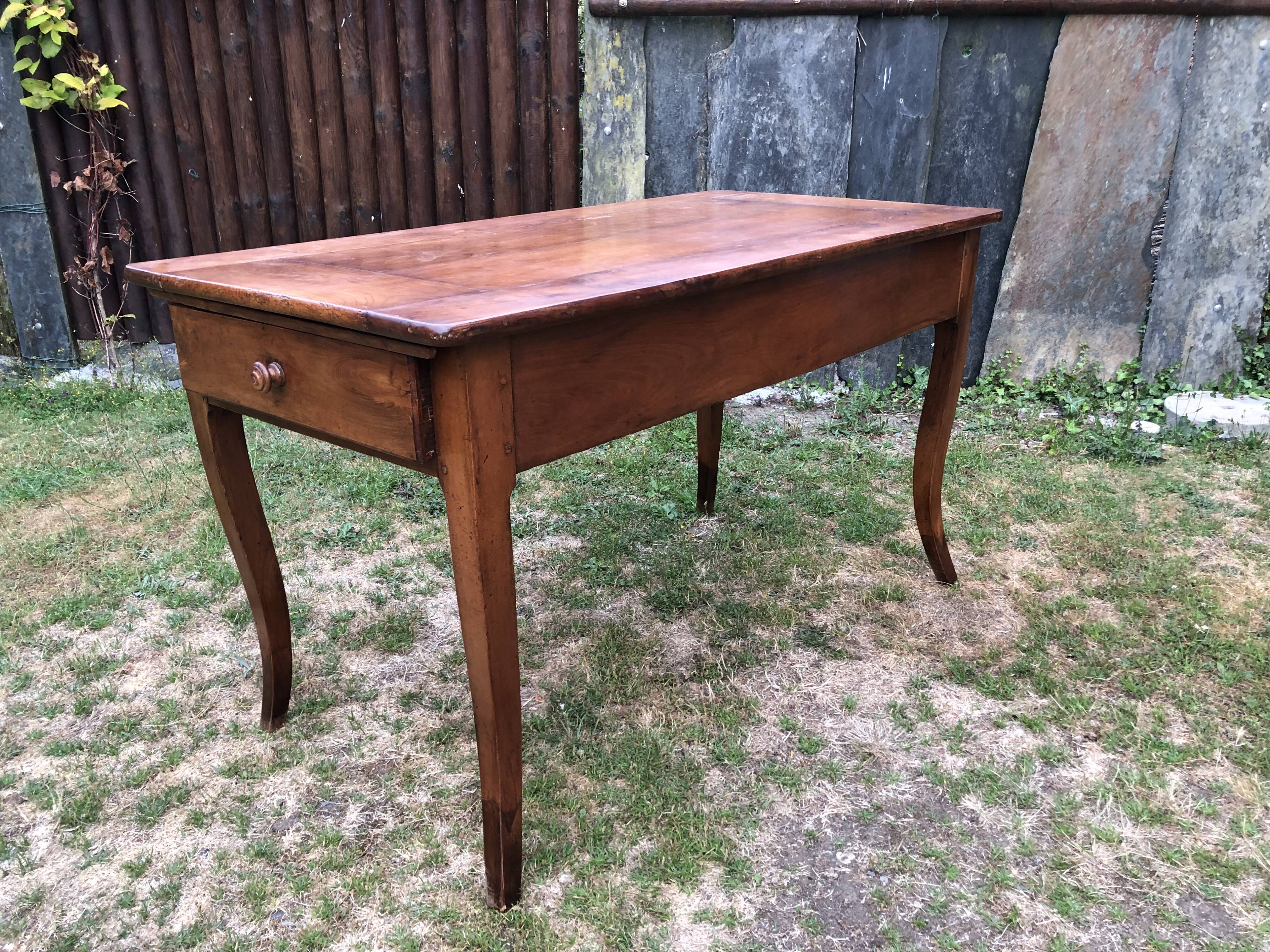 Table de ferme ancienne de style Louis XV à piétement dit pied biche en cerisier massif à 2 tiroirs