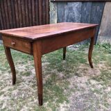 Table de ferme ancienne de style Louis XV à piétement dit pied biche en cerisier massif à 2 tiroirs