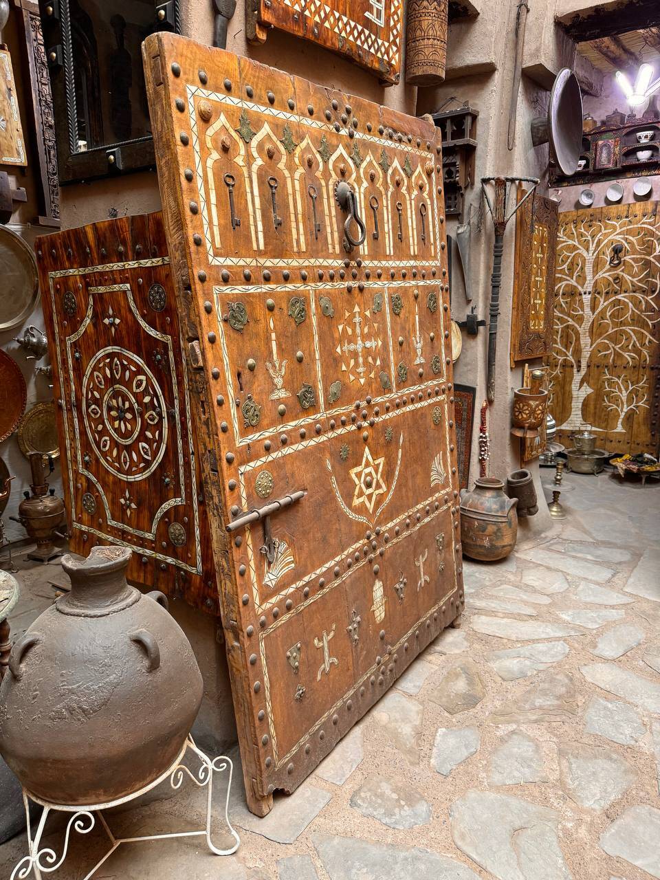 Patrimoine berbère : porte antique ornée d'os de chameau